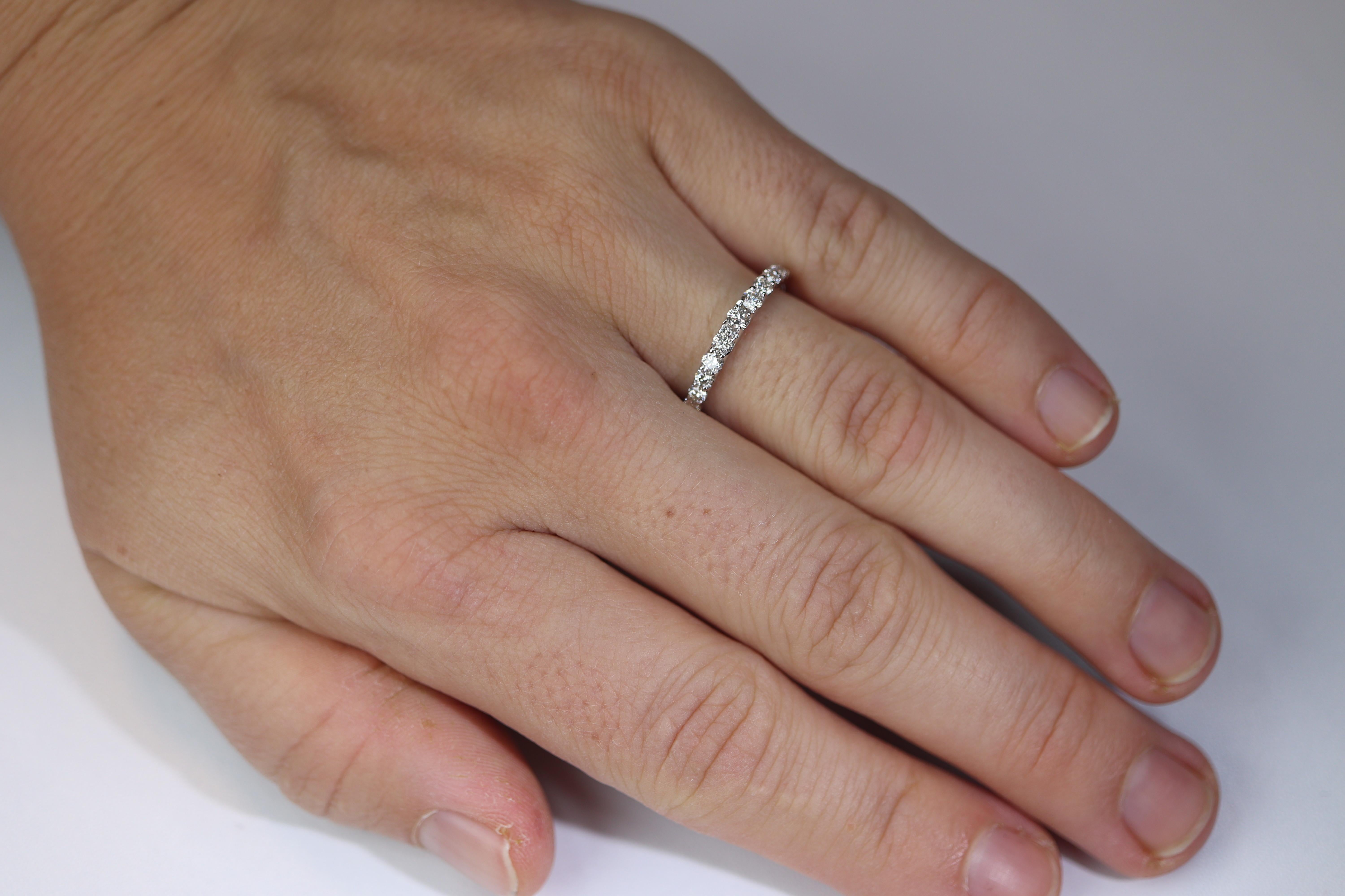 Preciosa media banda infinita de oro blanco de 18 quilates

Tasado en 1325
0,5ctw Total Diamantes

Anillo de eternidad engastado con medio diamante.

Detalles:

Banda ancha de 2,5 mm
Diamantes talla brillante de 0,5ctw engastados con garras. VS