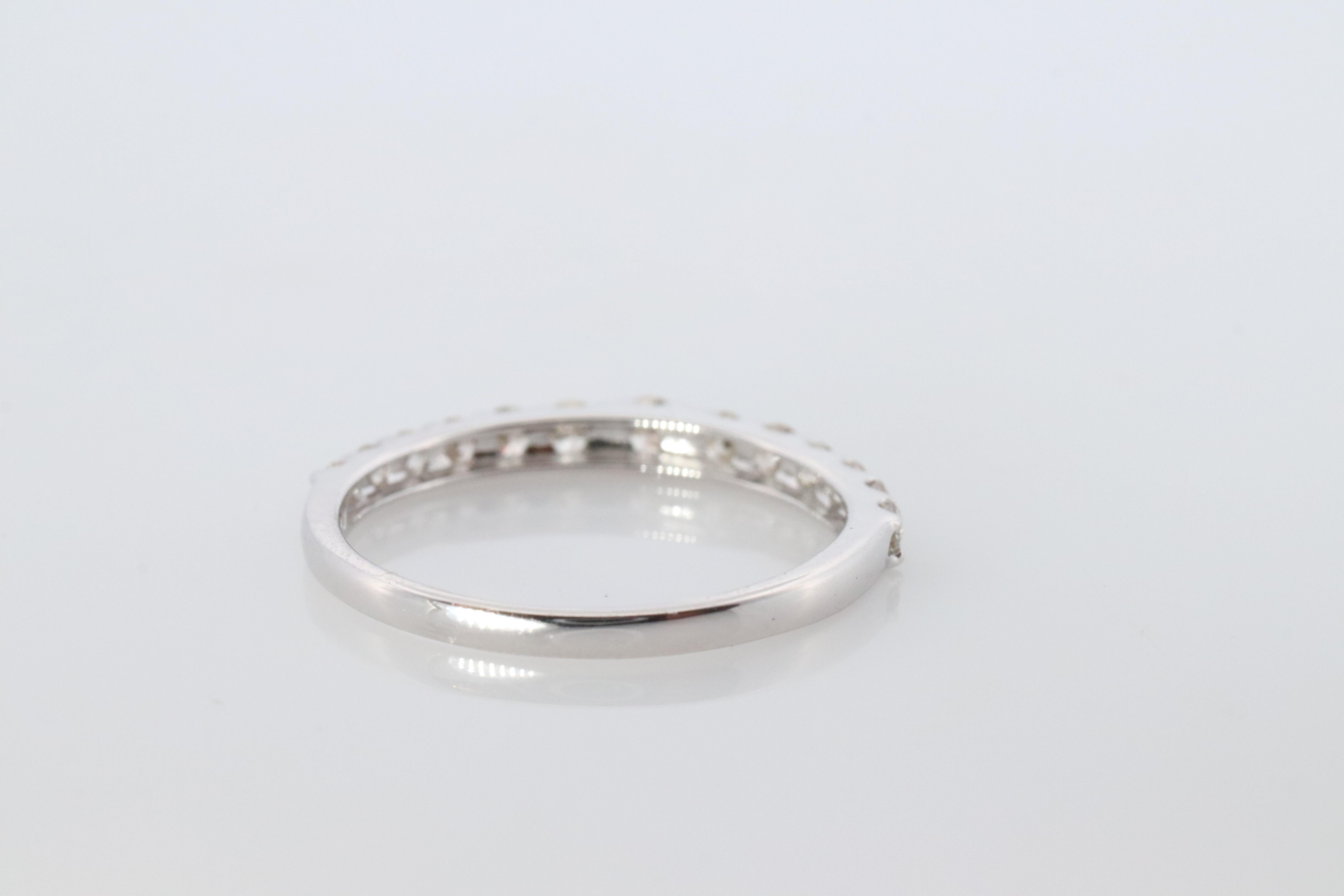 Anillo de eternidad de diamantes de 18k. Anillo de medio aniversario de oro blanco de 18k de 0,5 ctw. en venta 1