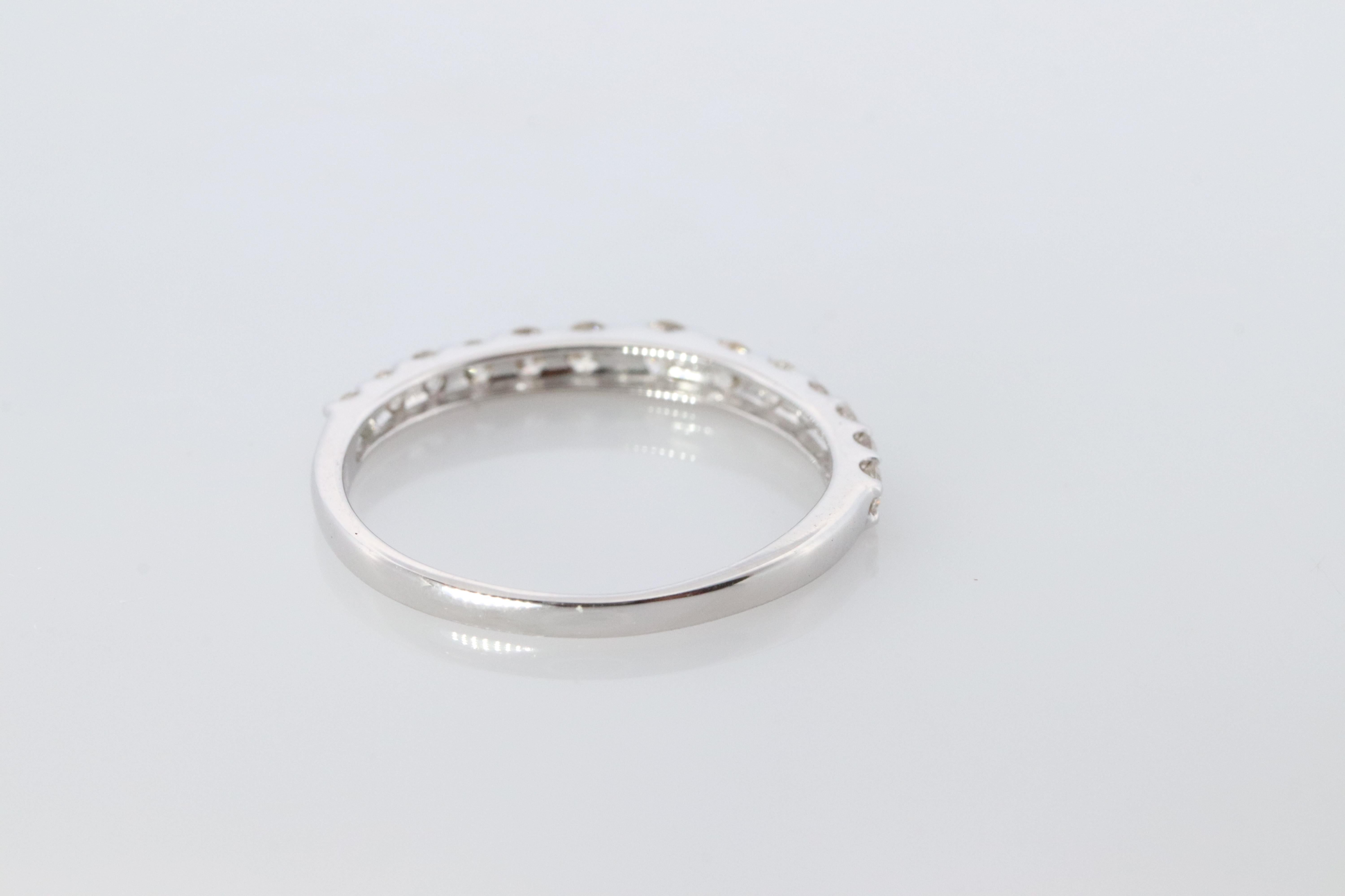 Anillo de eternidad de diamantes de 18k. Anillo de medio aniversario de oro blanco de 18k de 0,5 ctw. en venta 2