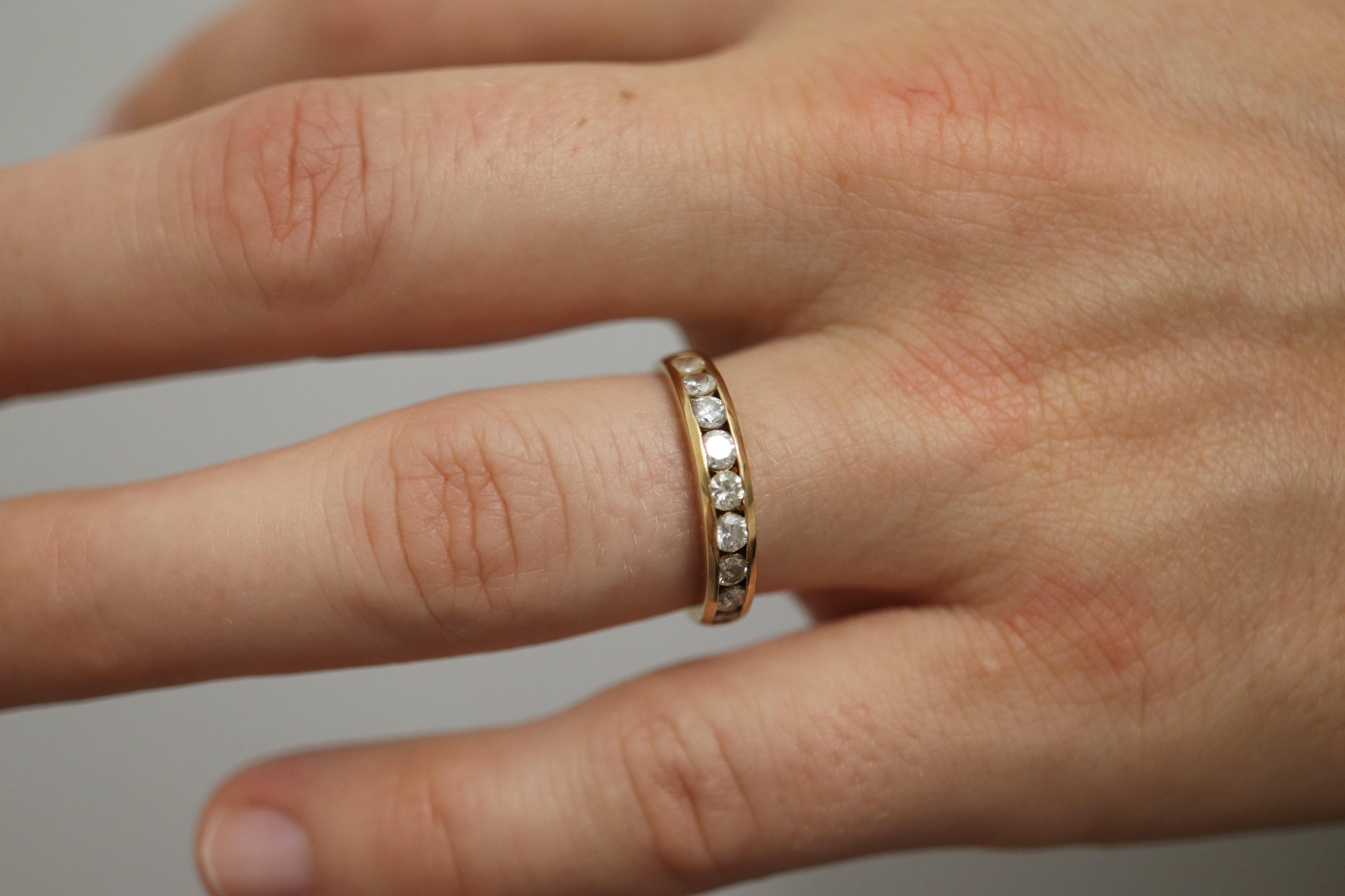 18k Gelbgold Kanal Jahrestag Ring.


0,70ctw Diamanten gesamt

Halber Satz Jubiläumskanal Satzband.

Einzelheiten:

4 mm breites Band
9 Diamanten insgesamt est. 0,7ctw SI Klarheit H Farbe
2,6 Gramm insgesamt
Ring Größe 5.75