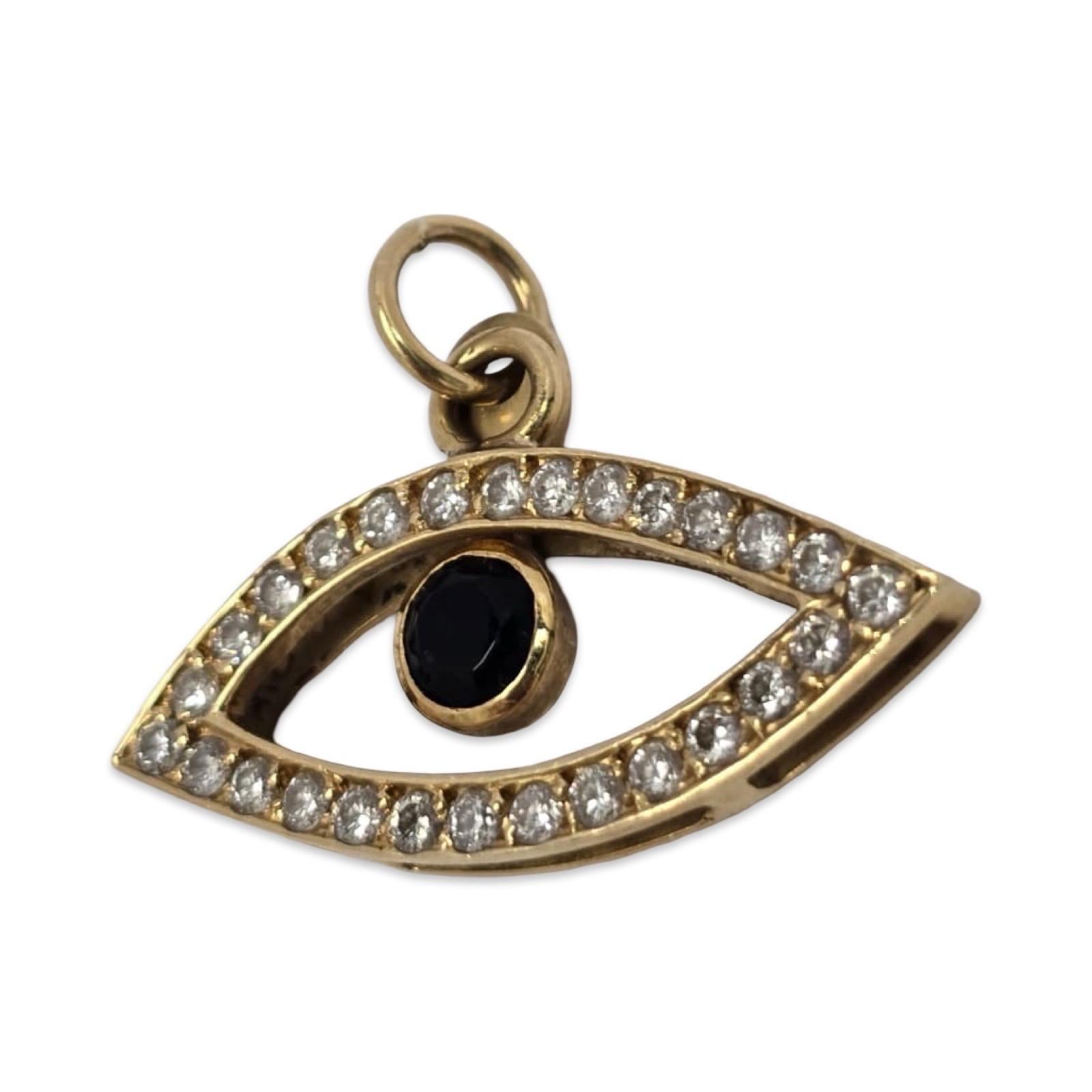 Ein auffälliger Evil-Eye-Anhänger aus 18-karätigem Gold, der mit einem vollen Halo aus Brillanten von insgesamt etwa 0,81 Karat besetzt ist. In der Mitte befindet sich ein glattes 4,5 mm großes schwarzes Steinauge, das sich frei im Rahmen bewegt -