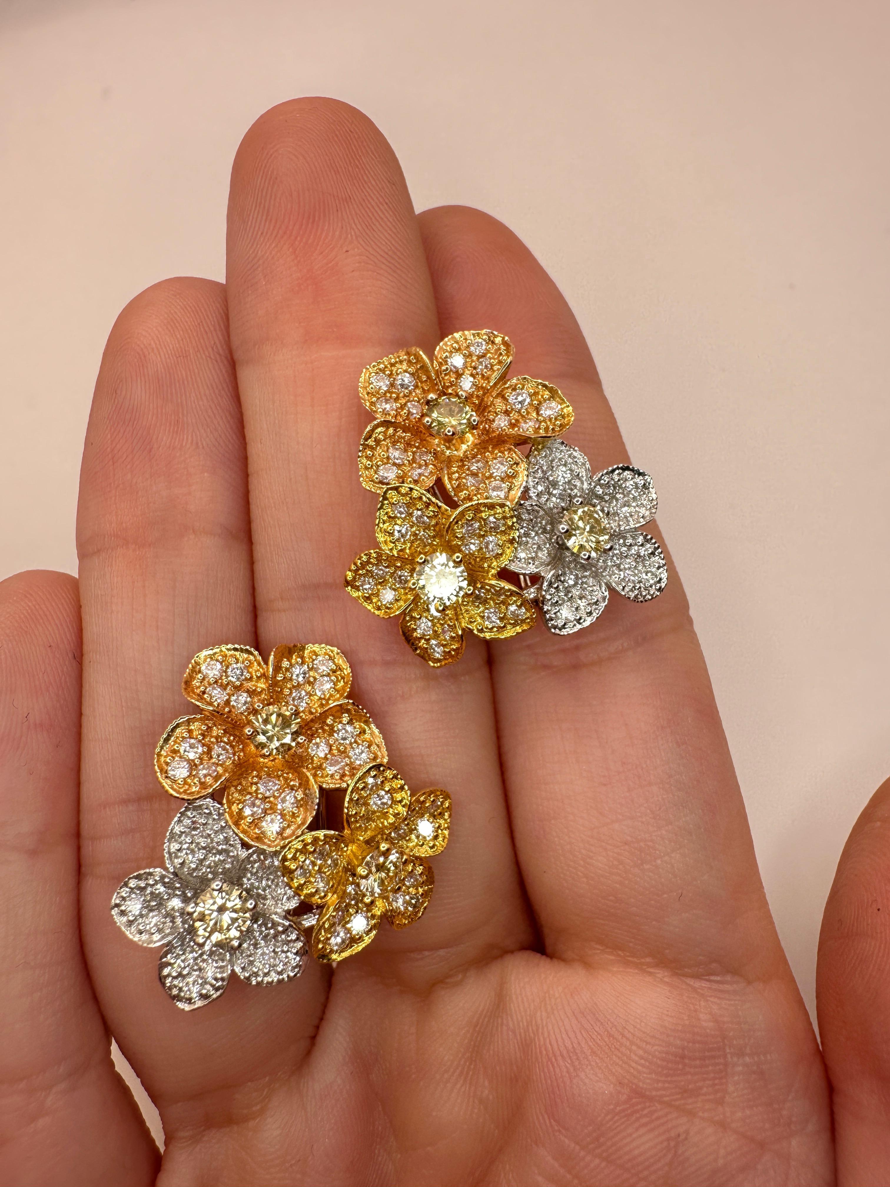 Boucles d'oreilles florales en diamant 18k Bon état - En vente à New York, NY