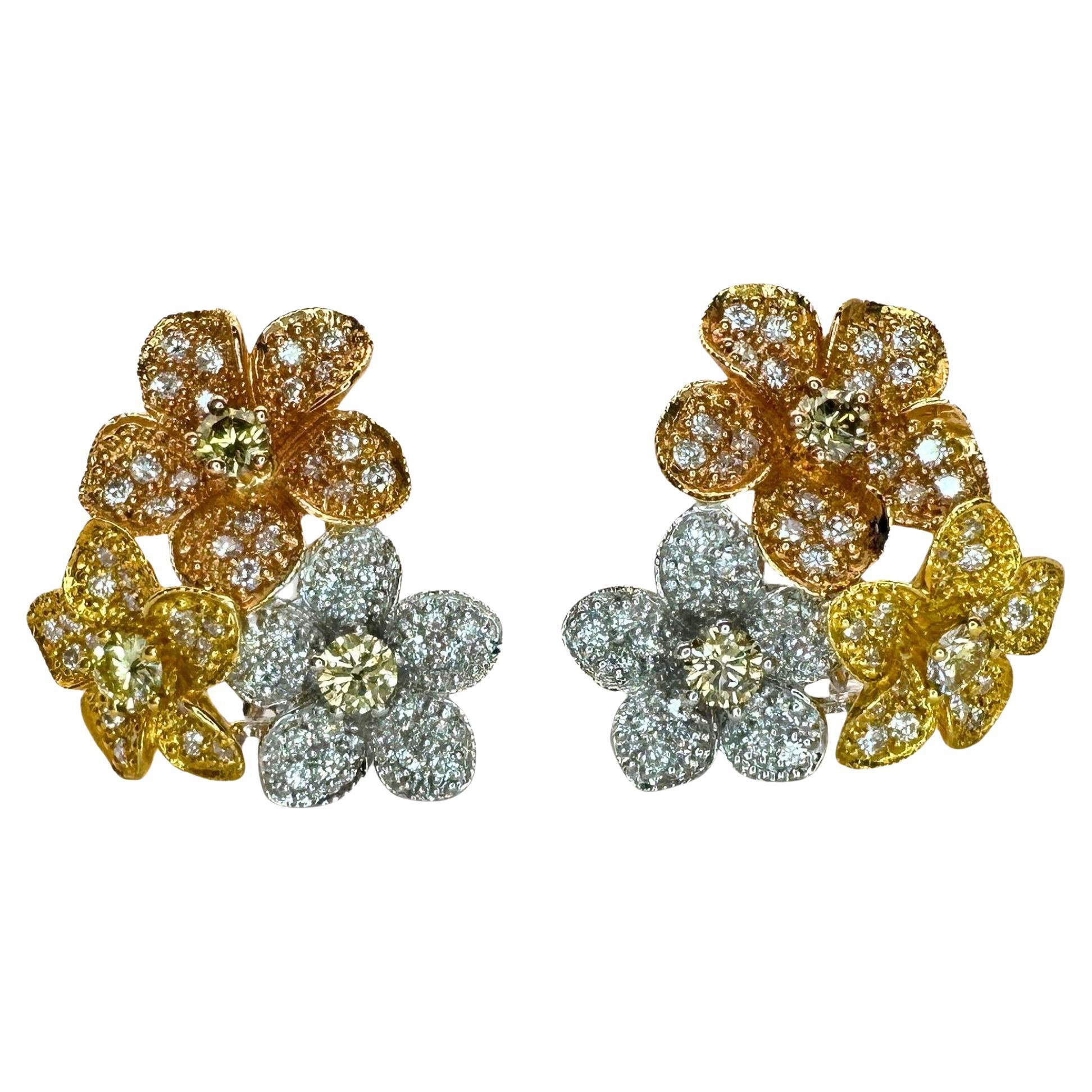 Boucles d'oreilles florales en diamant 18k en vente