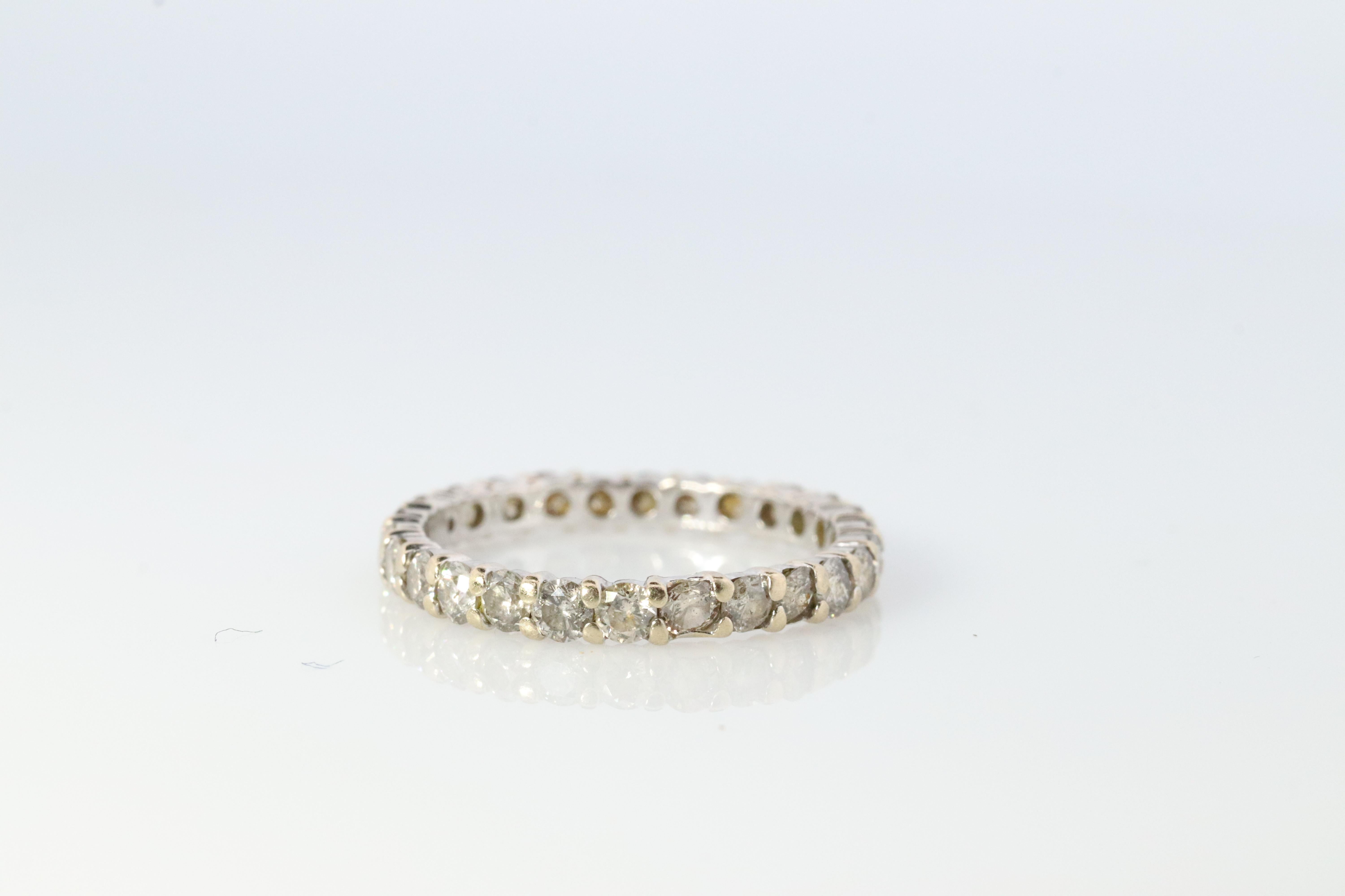 Beautiful 18k White Gold Full infinity band

1ctw Total Diamonds

Full Diamond set eternity band.

Details:

2.5mm wide band

1ctw I clarity H color
1.3grams total

Ring Size 4.5