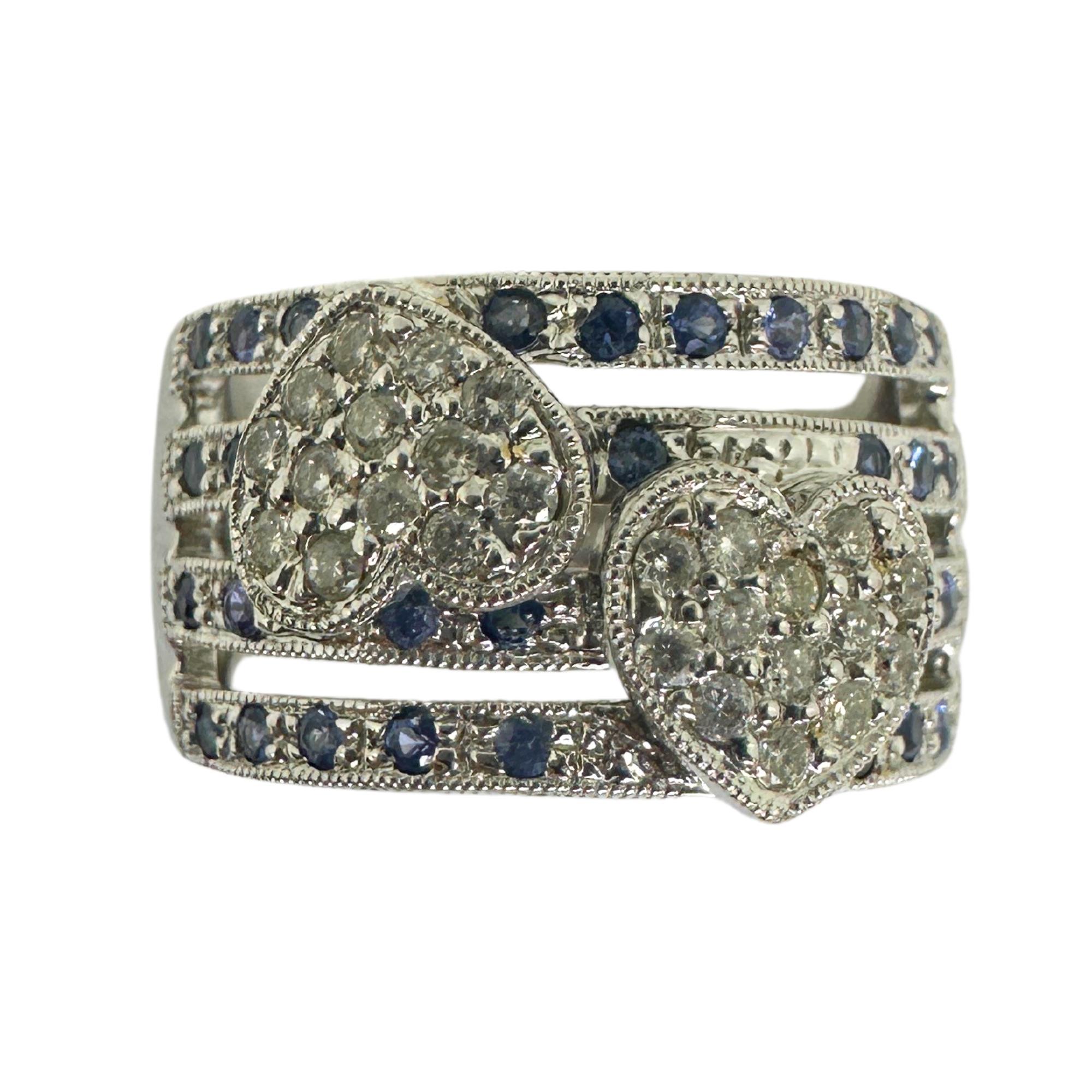 Concediti il lusso con il nostro anello con diamanti e zaffiri a 18 carati. Con 0,29 carati di splendidi diamanti e 0,33 carati di ricchi zaffiri, questo anello emana eleganza. Realizzato in oro bianco 18 carati, è un pezzo senza tempo che eleva