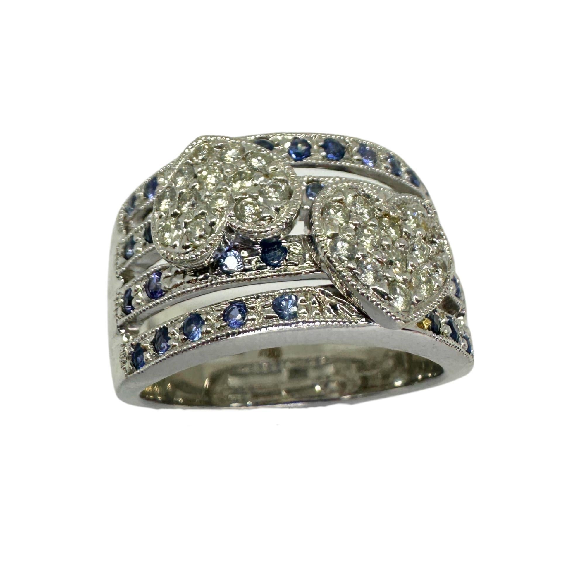 Taglio rotondo Anello con cuore di diamante e zaffiro 18k in vendita