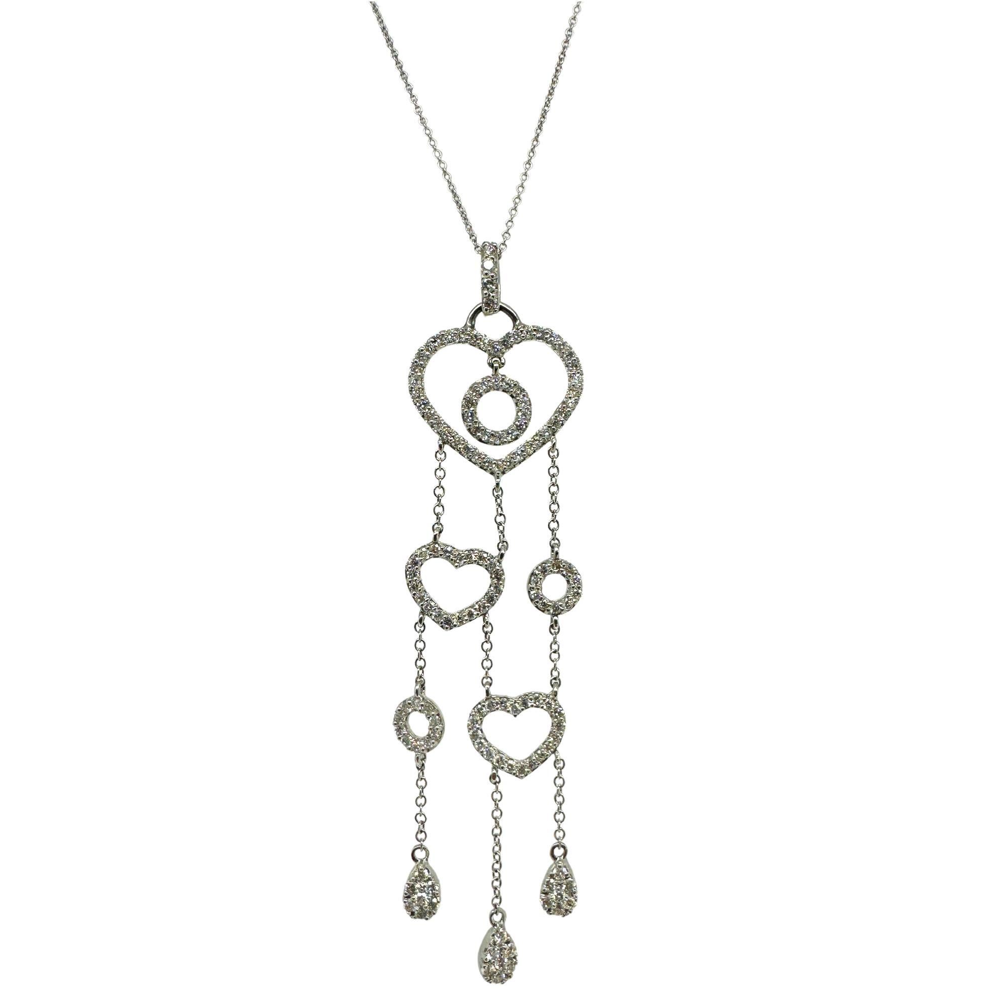 presenta questa splendida collana con ciondolo a forma di cuore in diamante 18k. Realizzato in oro bianco 18 carati di alta qualità e con 1,45 carati di diamanti. La catena misura 15,5 pollici e il pezzo è in buone condizioni con un'usura