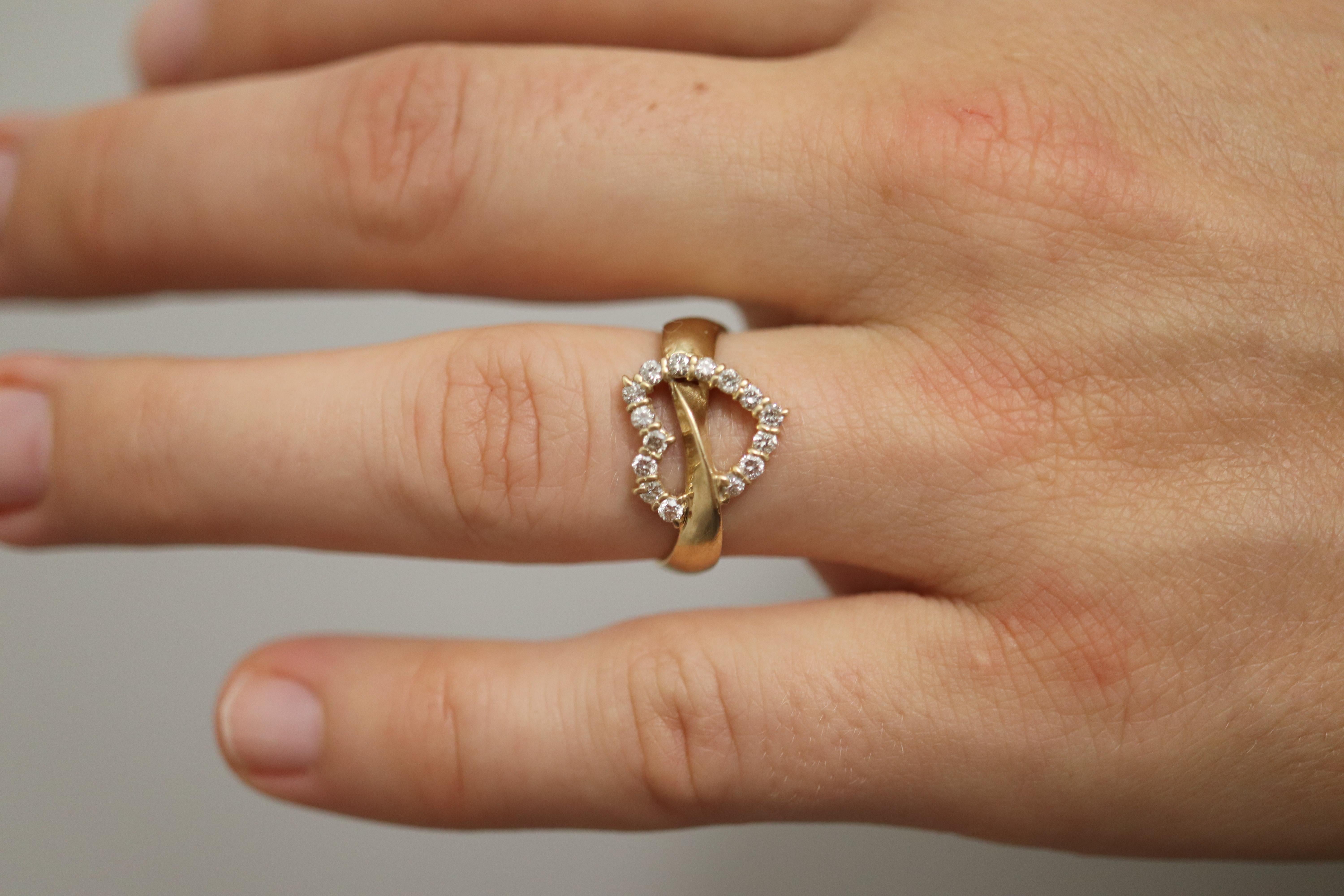 Impresionante banda de diamantes. Puede utilizarse como alianza de boda.

Anillo Corazón Abierto de Oro Amarillo de 18k.

Estado: No muestra signos de desgaste

0,3ctw
3 gramos

talla 6,5