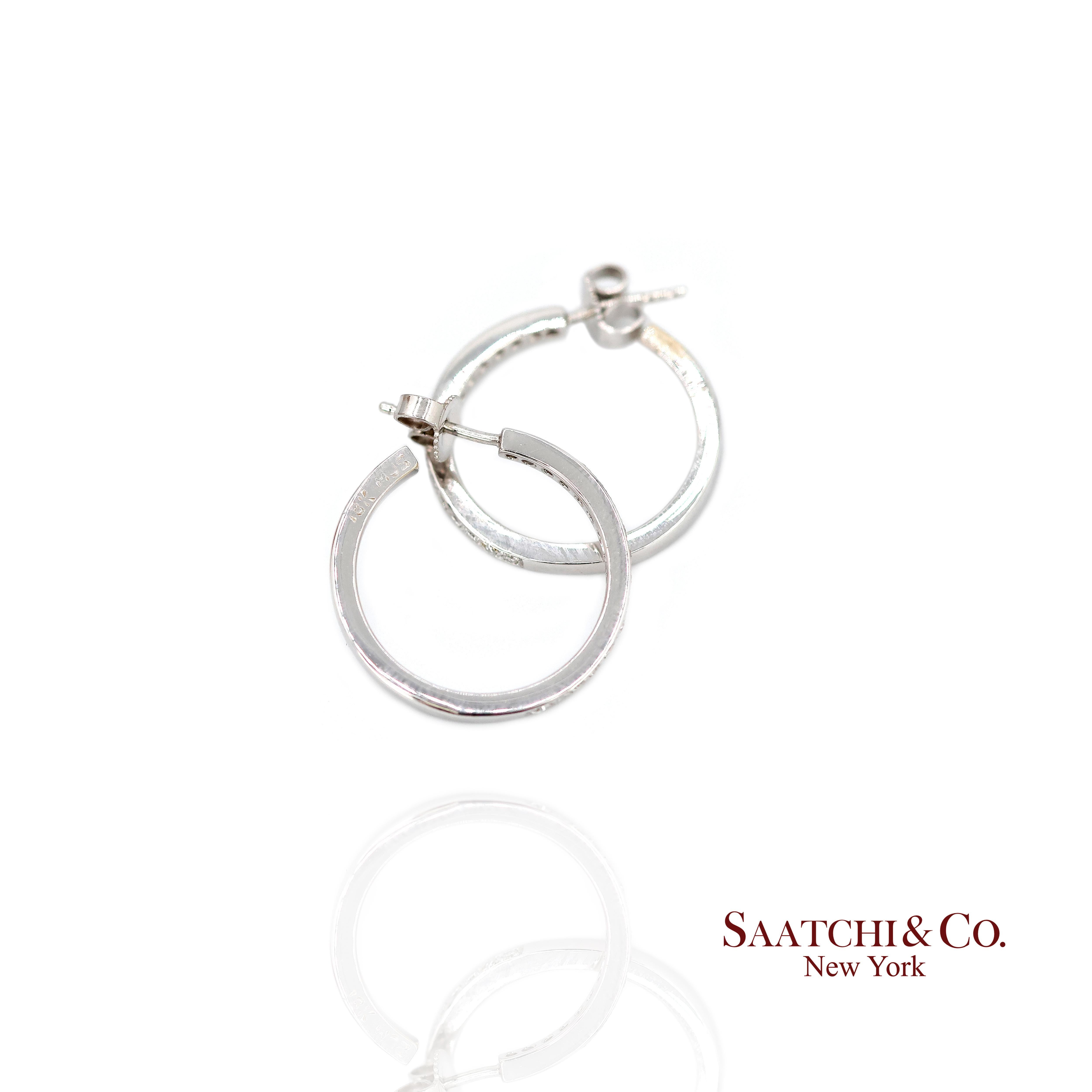 Pendientes de aro de diamantes de 18 quilates para mujer de oro blanco Joyería clásica de lujo en Nuevo estado para la venta en New York, NY