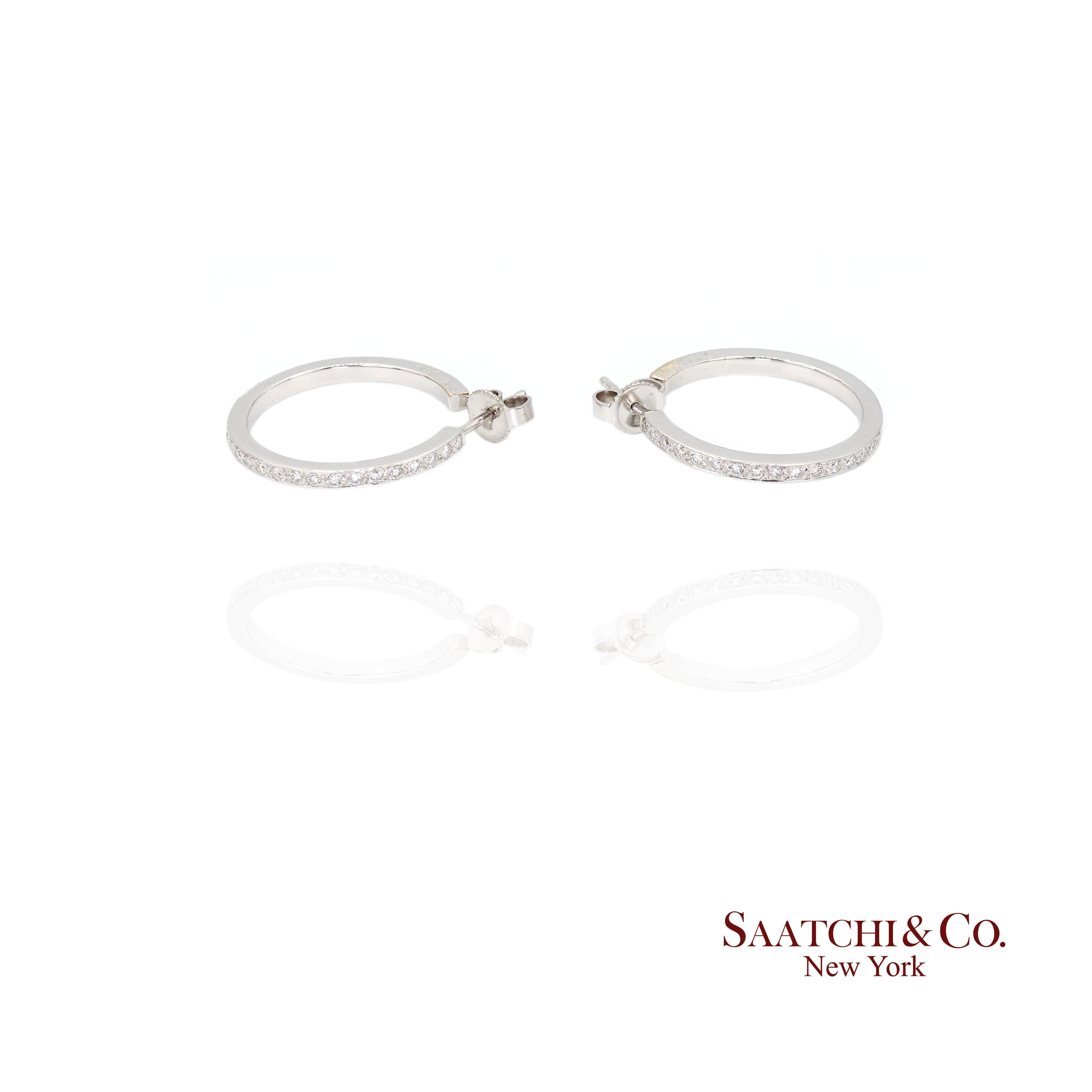 Pendientes de aro de diamantes de 18 quilates para mujer de oro blanco Joyería clásica de lujo en venta 1