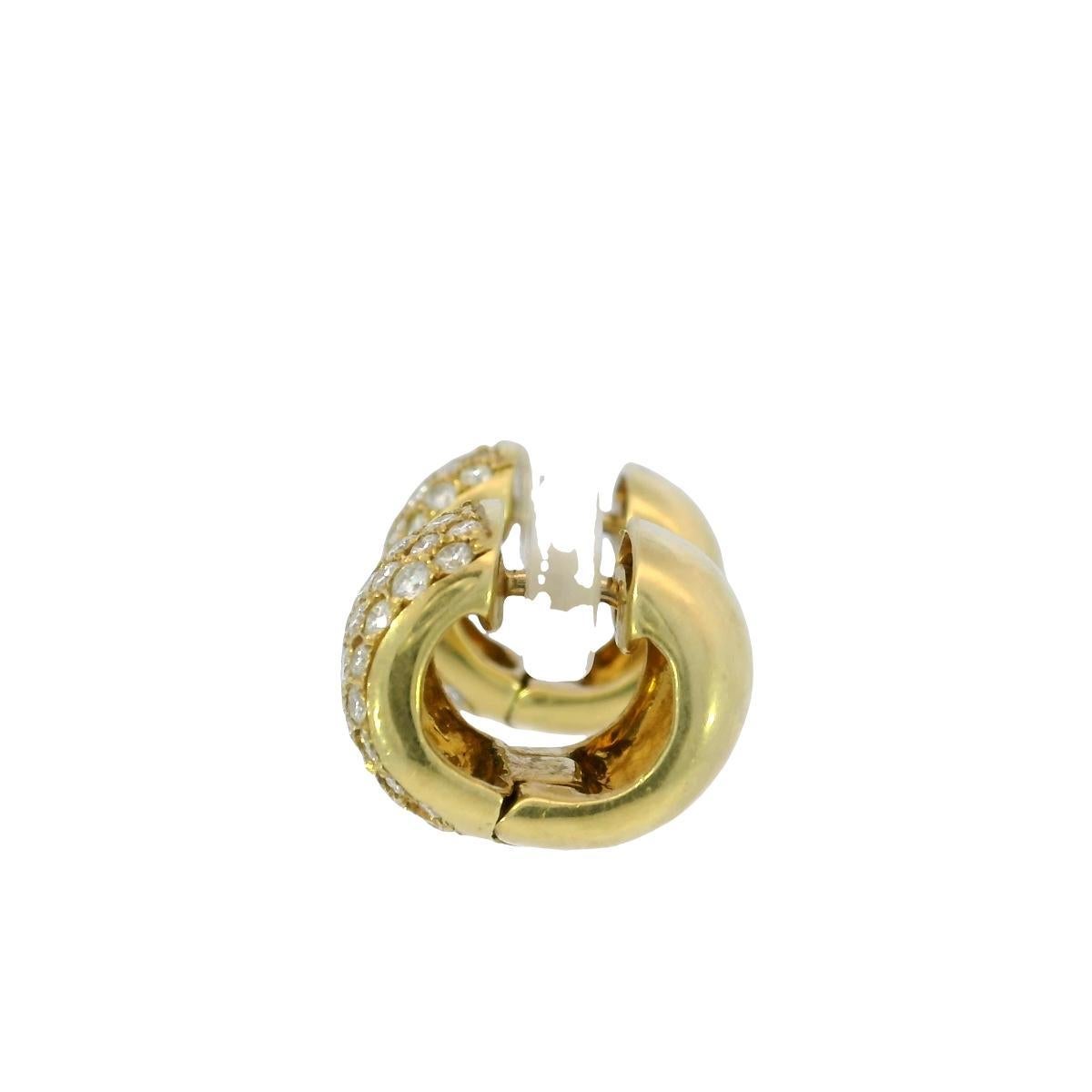 Boucles d'oreilles Huggie en or jaune 18 carats ~1.7ctw Diamants

Ces boucles d'oreilles sont réalisées en or jaune 18k et présentent un sertissage pavé de diamants blancs ronds. La surface est densément remplie de diamants, créant un effet de