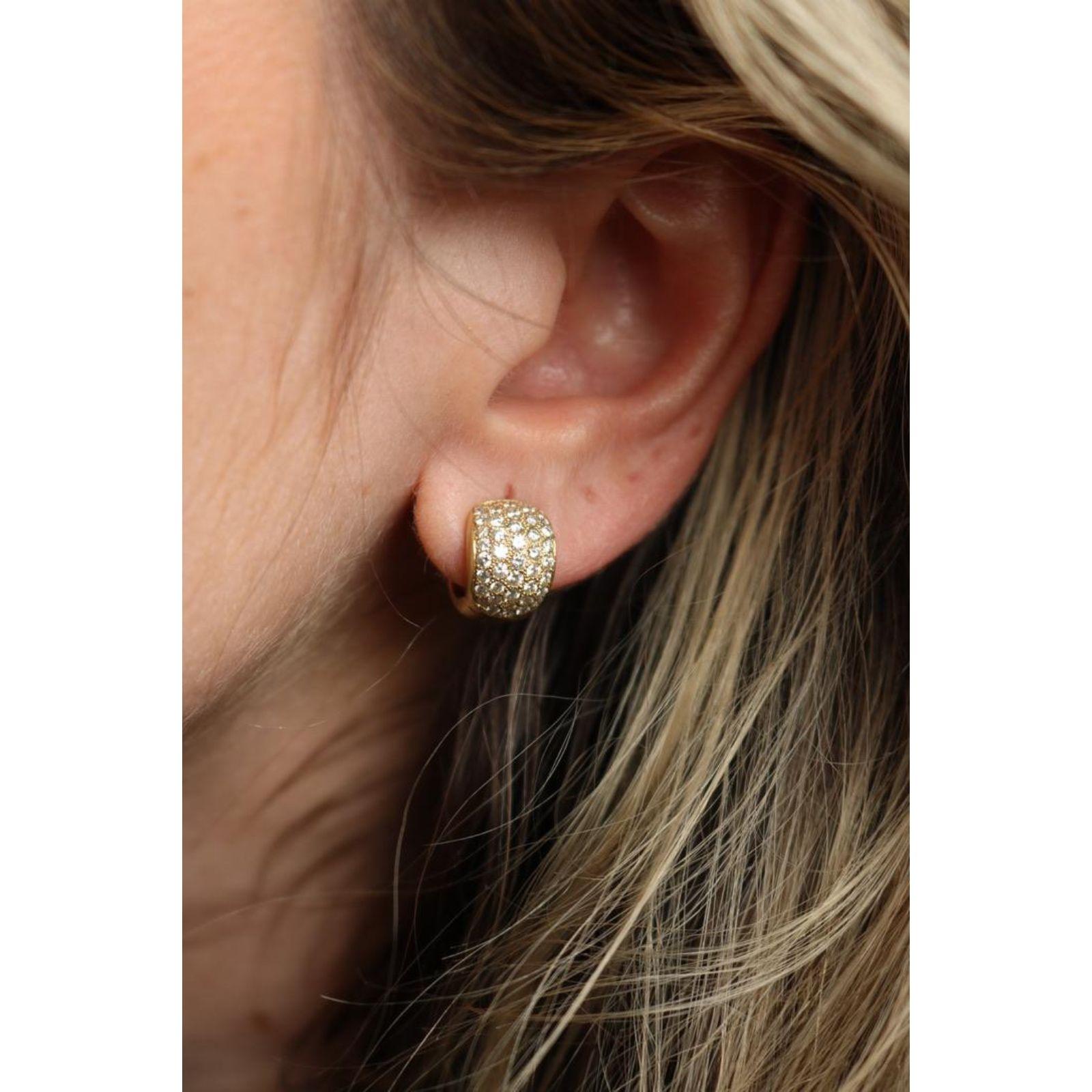 Boucles d'oreilles Huggie en or jaune 18 carats ~1.7ctw Diamants en vente 2