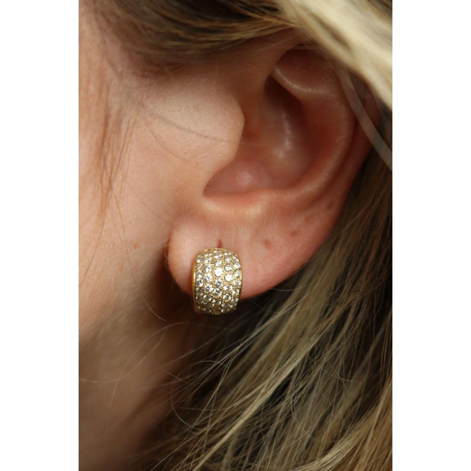 Boucles d'oreilles Huggie en or jaune 18 carats ~1.7ctw Diamants en vente 3