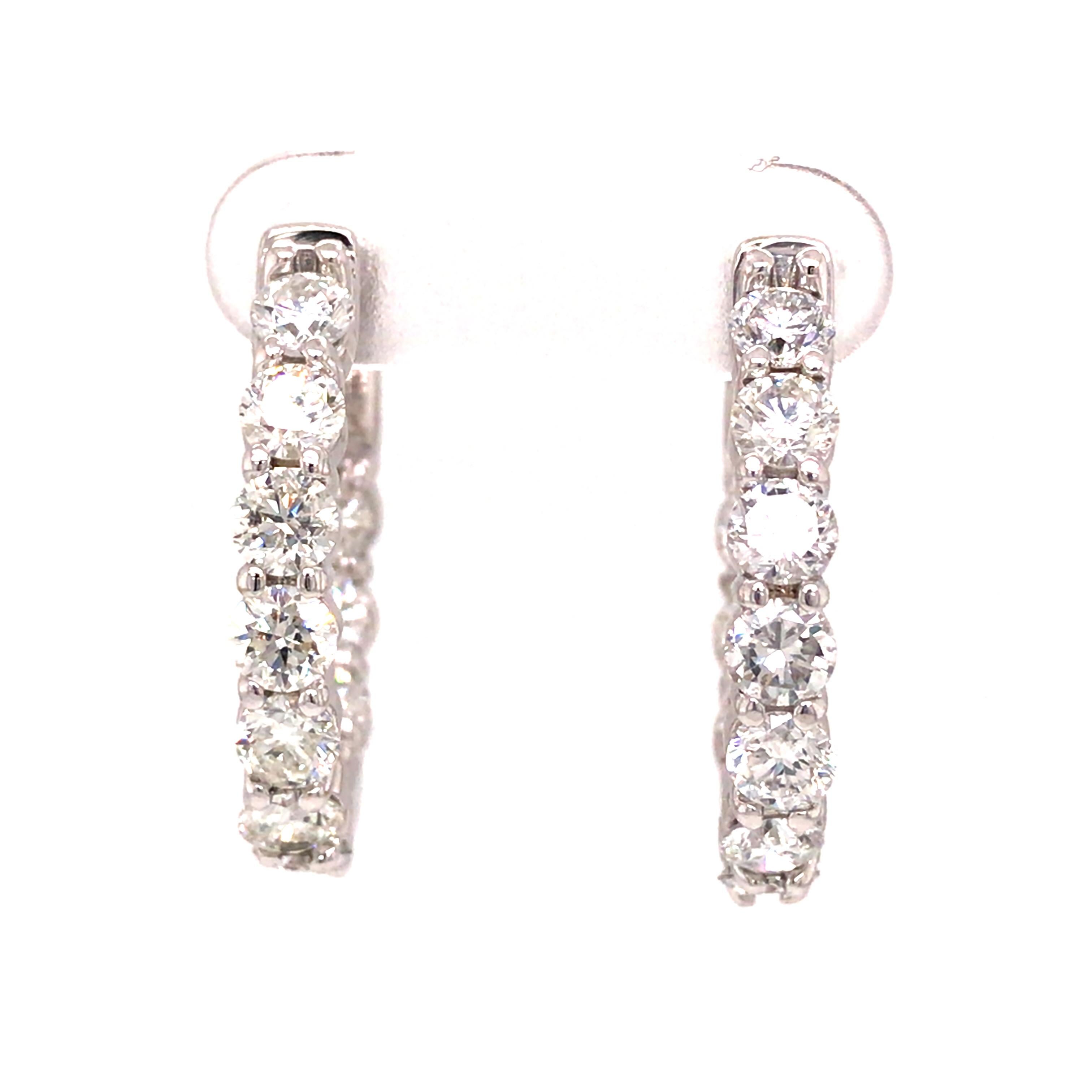 Pendientes de aro con entrada/salida de diamantes en oro blanco de 18 quilates.  (20) Diamantes talla brillante redondos con un peso total de 4,0 quilates, color G-H y claridad VS-SI.  Los Pendientes miden 15/16 de pulgada de largo y 1/8 de pulgada