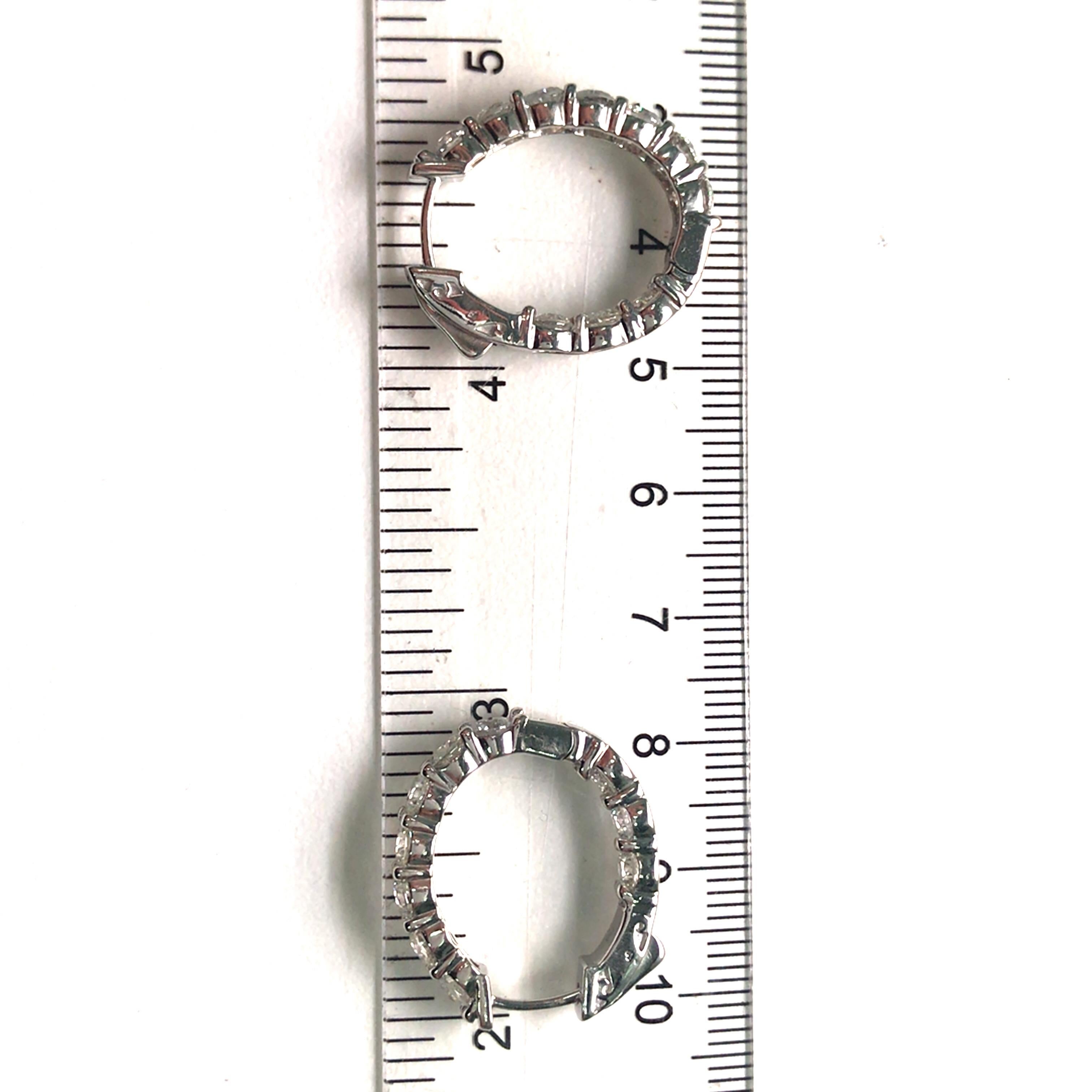 Pendientes de aro con entrada/salida de diamantes de 18 quilates Oro blanco en venta 1