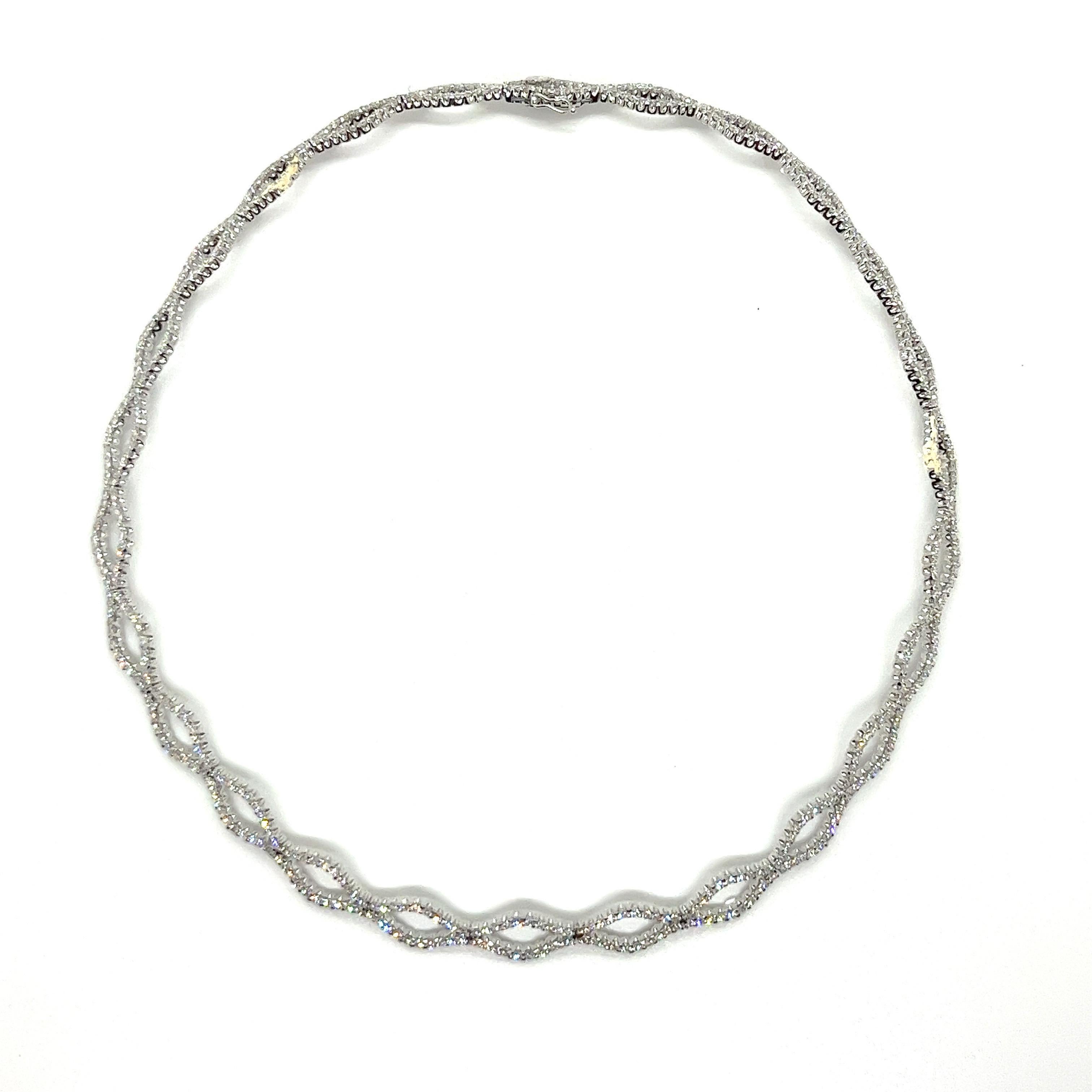 18K Diamant Unendlichkeit Halsband Halskette

Diese exquisite Halskette aus 18 Karat Weißgold mit Diamanten verkörpert mit ihrem anmutigen, fließenden Design moderne Eleganz. Das Schmuckstück verfügt über 520 runde Brillanten von insgesamt 6,29