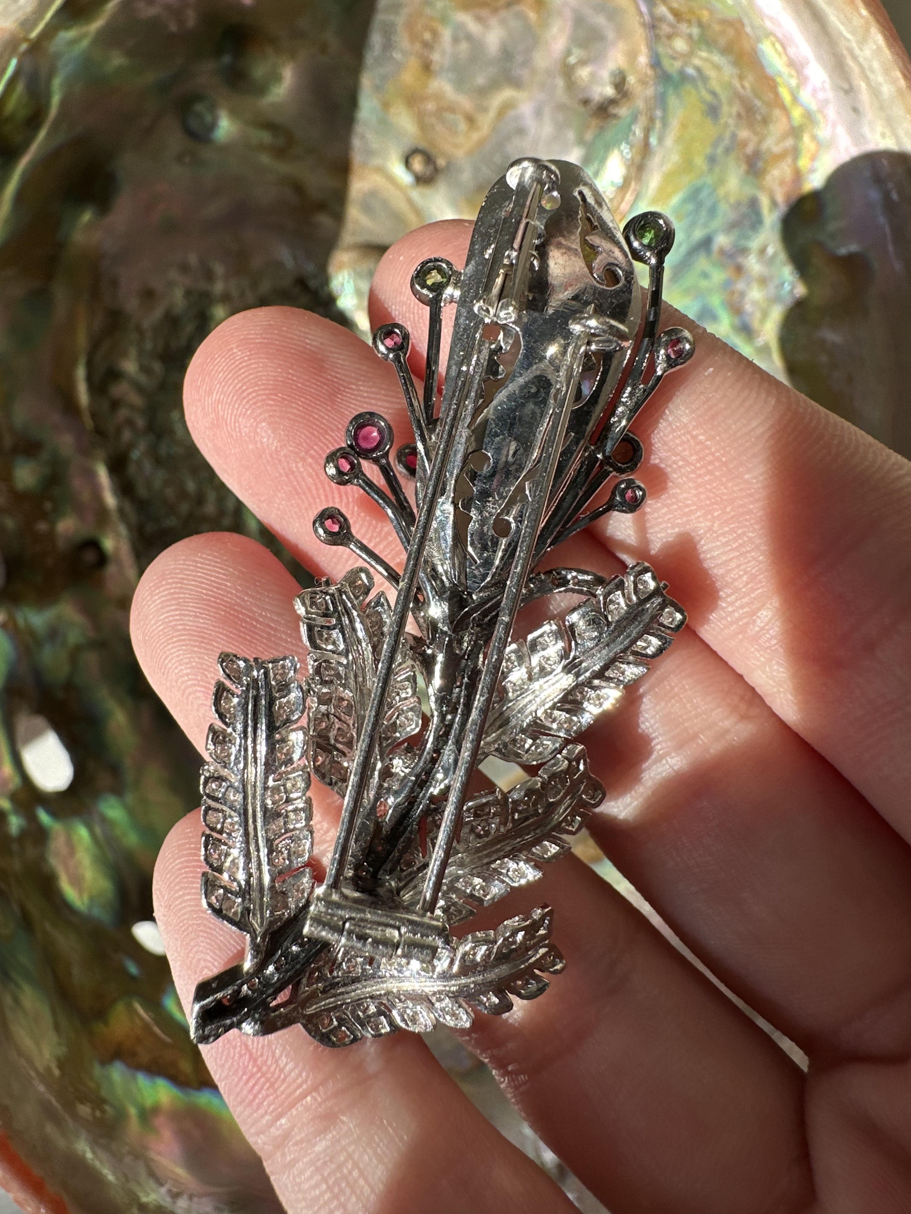 18K Diamant, Multi Saphir und Opal Brosche (Rundschliff) im Angebot