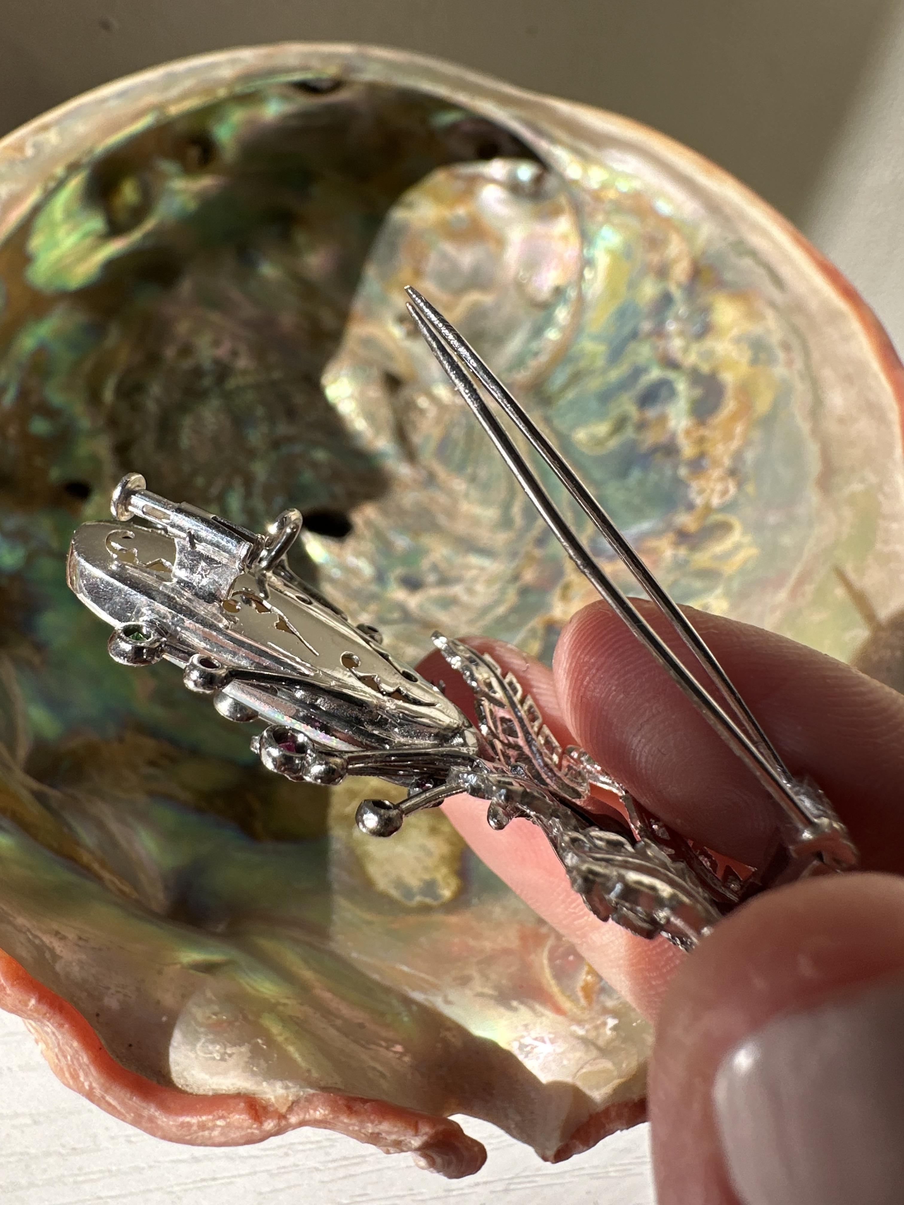 18K Diamant, Multi Saphir und Opal Brosche im Zustand „Gut“ im Angebot in New York, NY