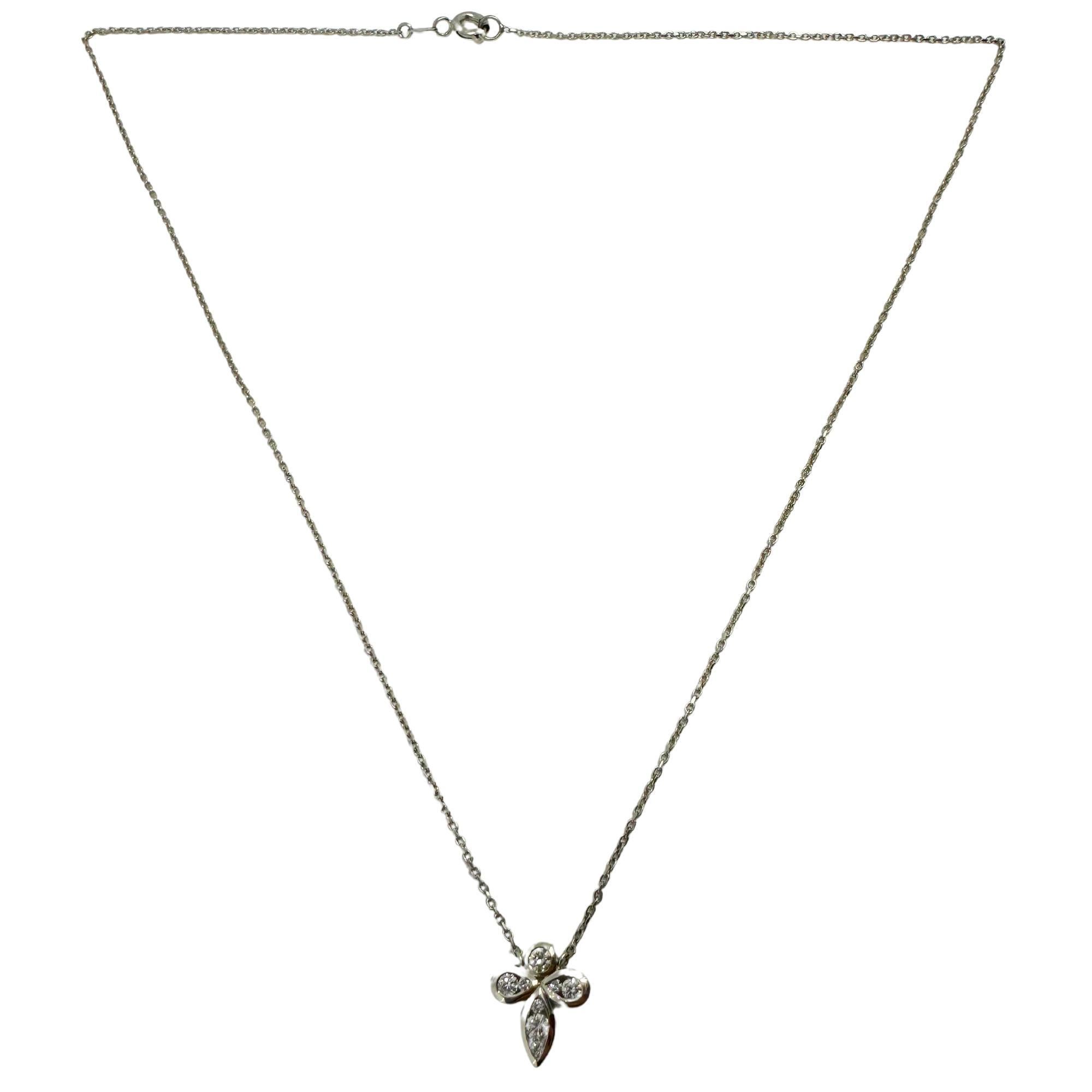 Présentation de notre collier de diamants 18k ! Cette magnifique pièce est composée d'une chaîne de 15 pouces et d'un pendentif étincelant de 0,40 pouce, le tout en or blanc 18k. Avec un poids de seulement 3,6 grammes, ce collier est léger et