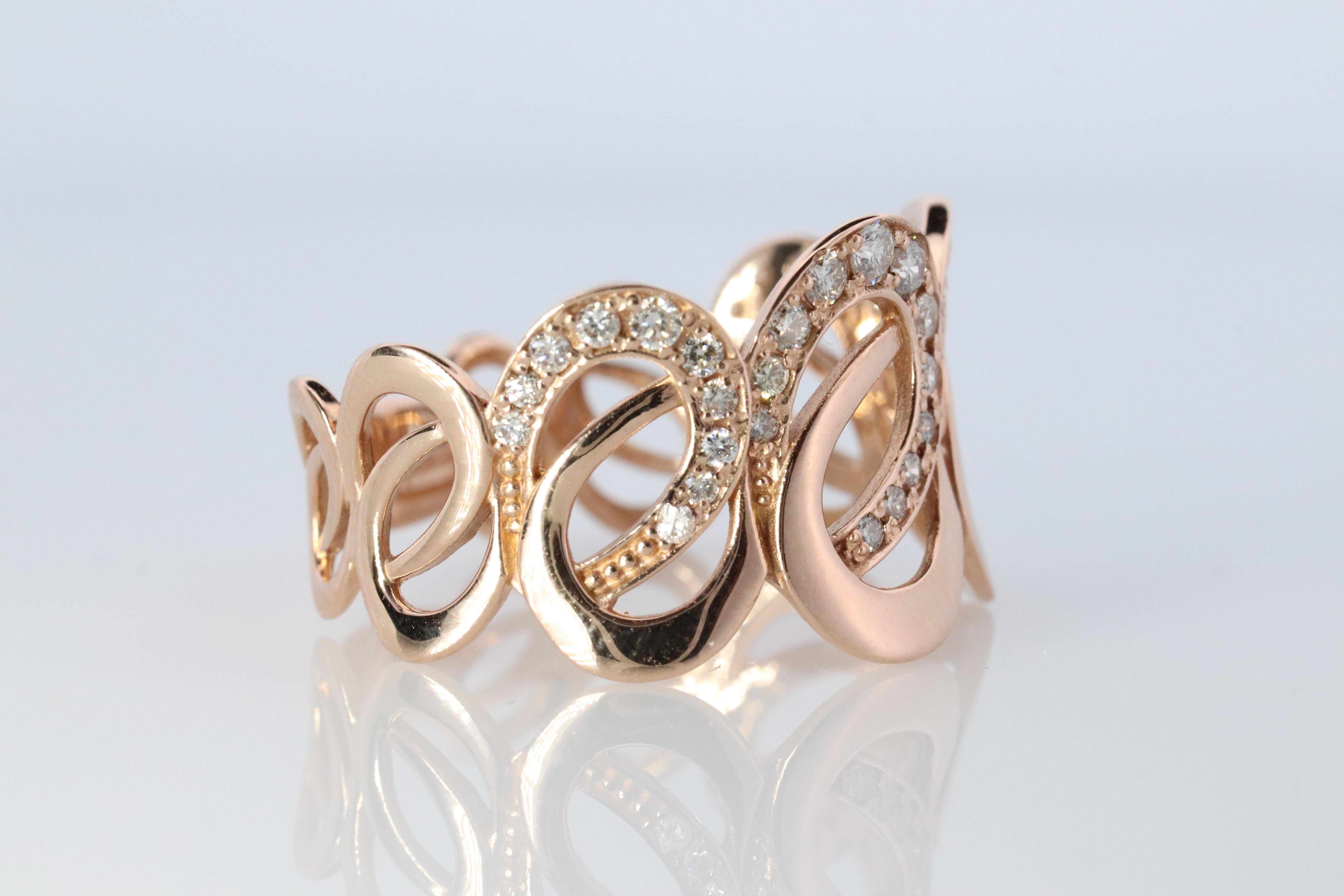 Il sera difficile d'en trouver un autre comme celui-ci. 

Or rose 18k 
Incrustation de diamants de 0,4ctw.

Ouvert Design/One.

Condit : Pas d'usure visible.

Détails :
3,7 grammes poids total
13mm point le plus large 

7.5 taille