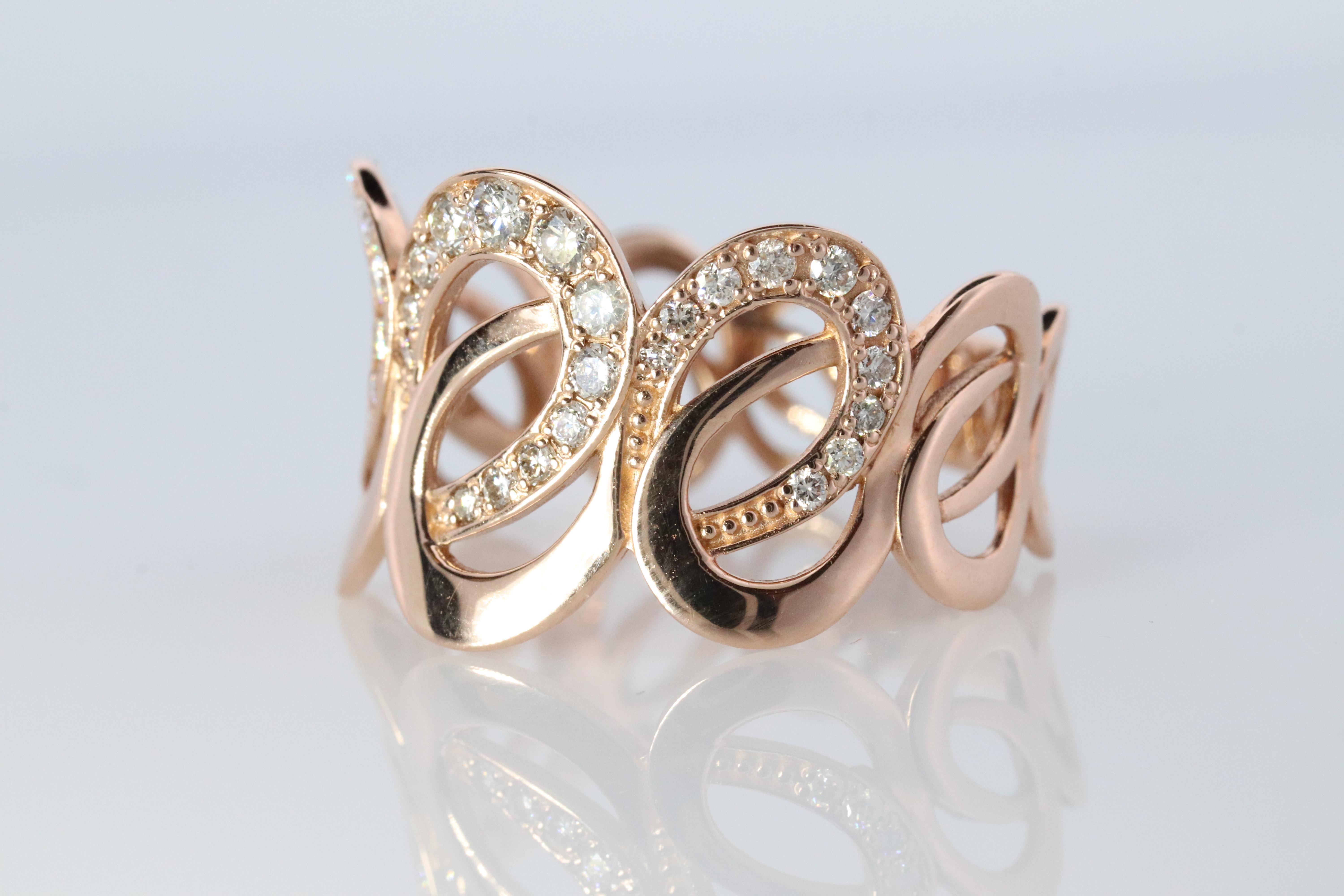 Moderne Bandeau orné de diamants 18k. Bague ouverte en or rose 18k avec filigrane et détails complexes. en vente