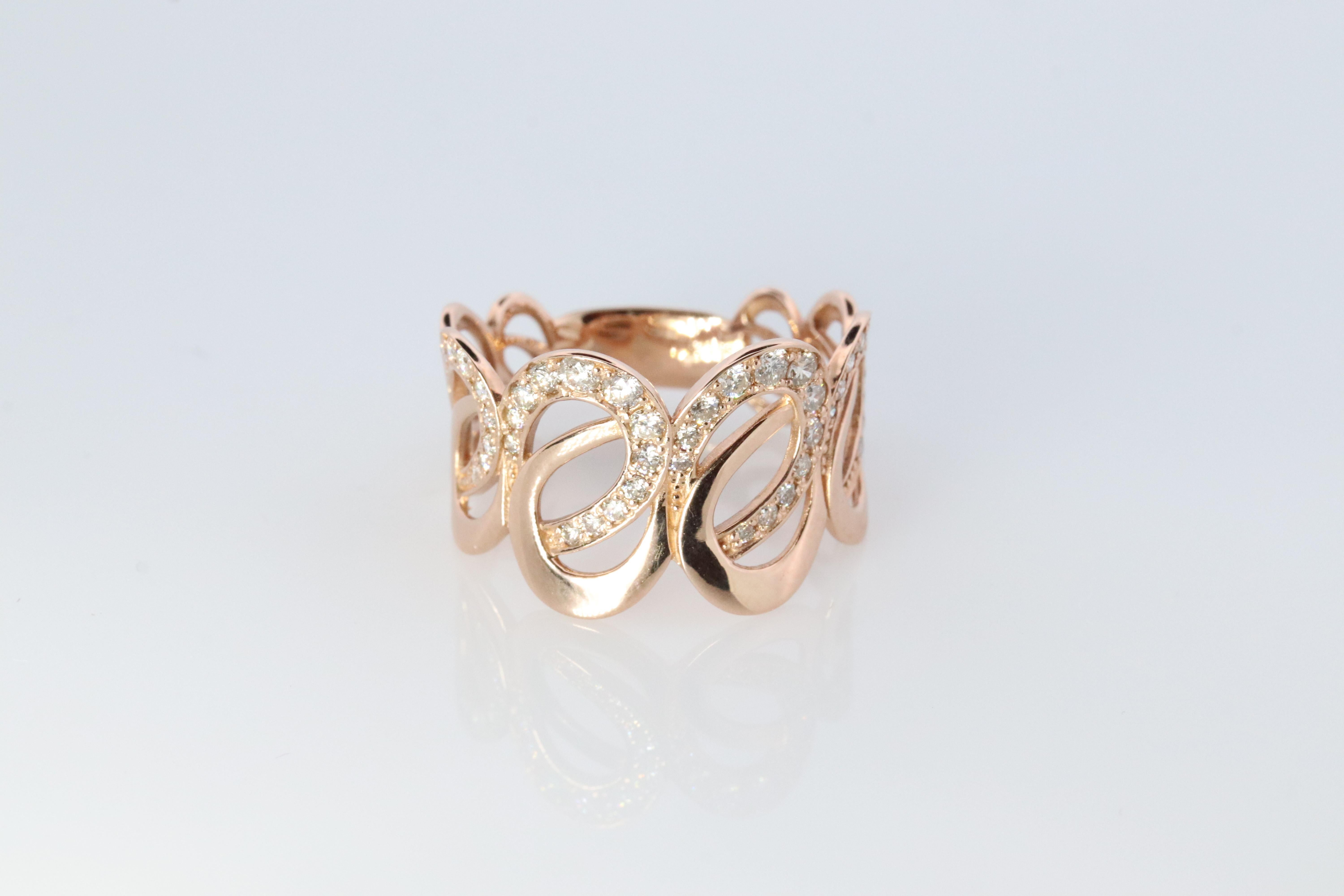 Taille ronde Bandeau orné de diamants 18k. Bague ouverte en or rose 18k avec filigrane et détails complexes. en vente