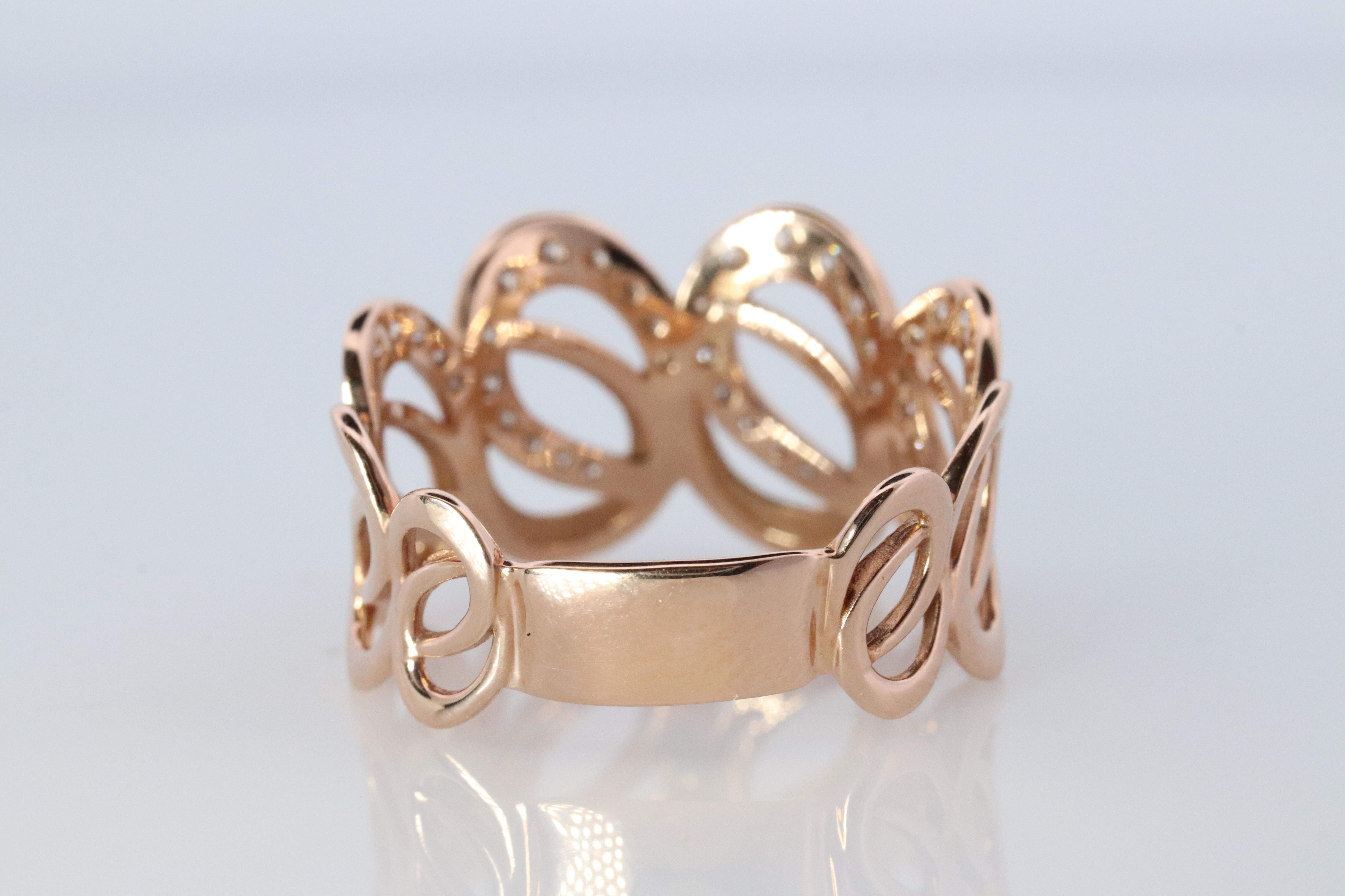 Bandeau orné de diamants 18k. Bague ouverte en or rose 18k avec filigrane et détails complexes. Pour femmes en vente