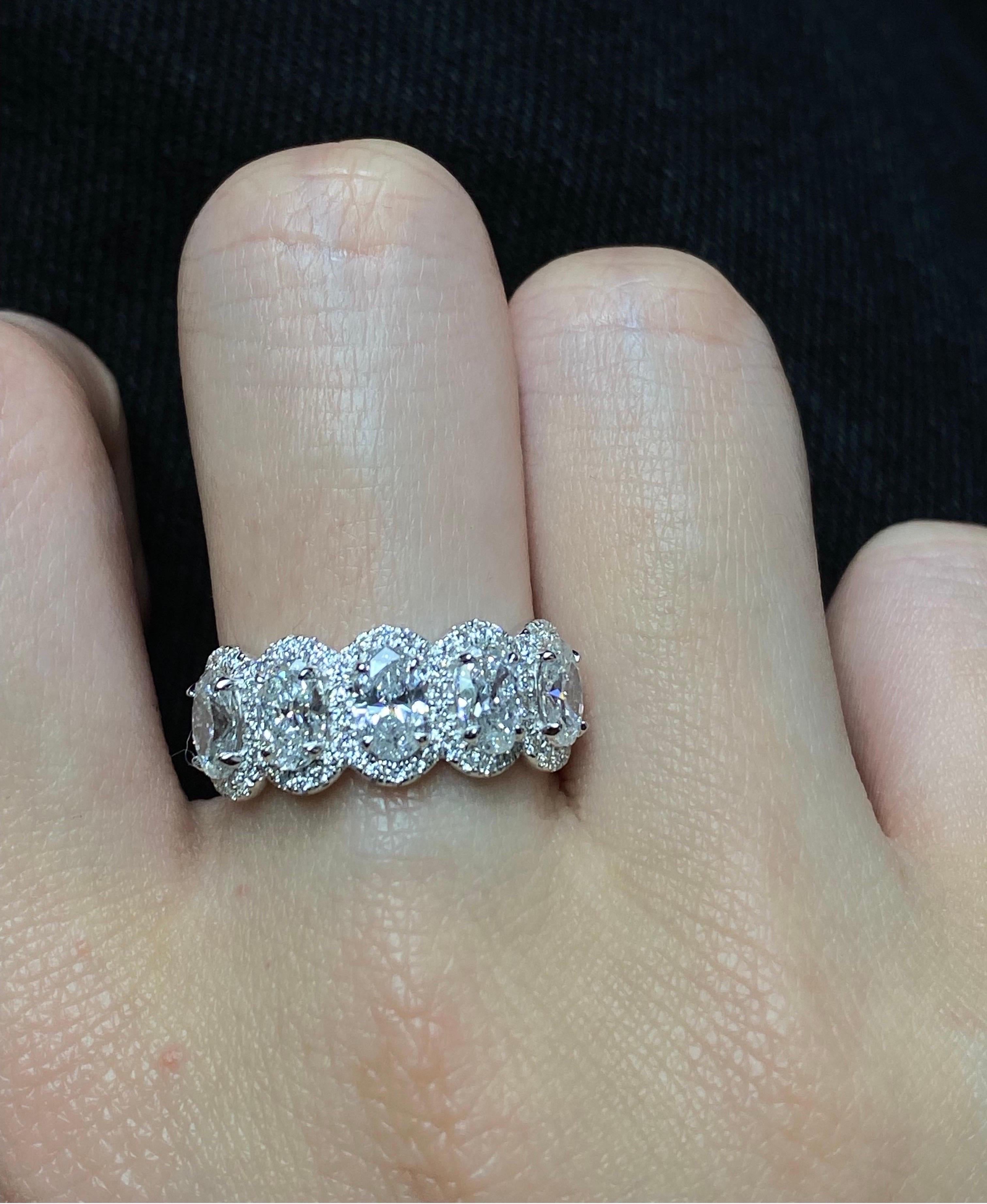 18k Diamond Oval Ring In New Condition For Sale In Hong Kong, CN