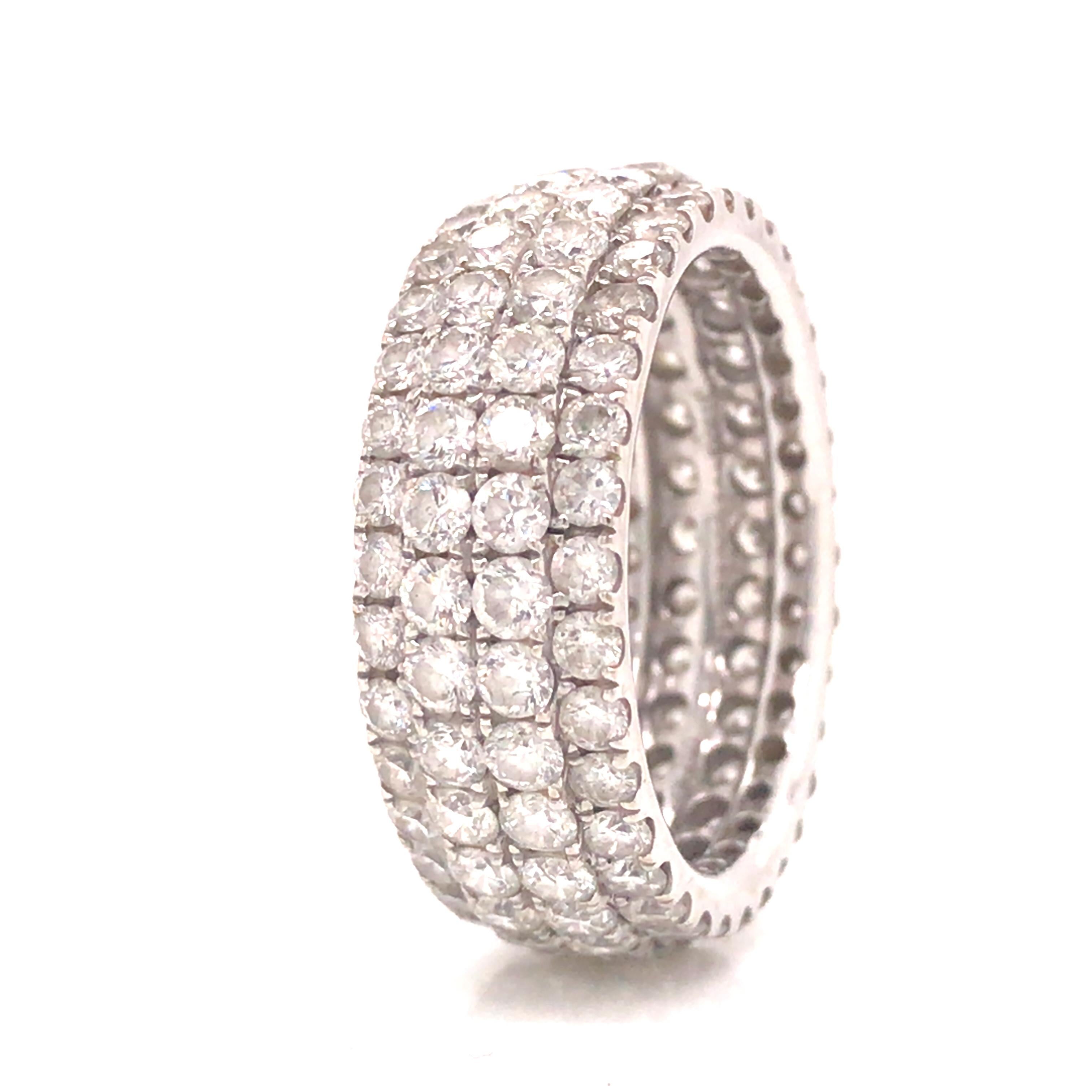 Diamant Pave 4-reihiges Band aus 18K Weißgold.  Runde Diamanten im Brillantschliff mit einem Gesamtgewicht von 5,20 Karat in der Farbe G-H und der Reinheit VS-SI sind fachmännisch gefasst.  Das Band misst 5/16 Zoll in der Breite.  Ringgröße 7.  7,30