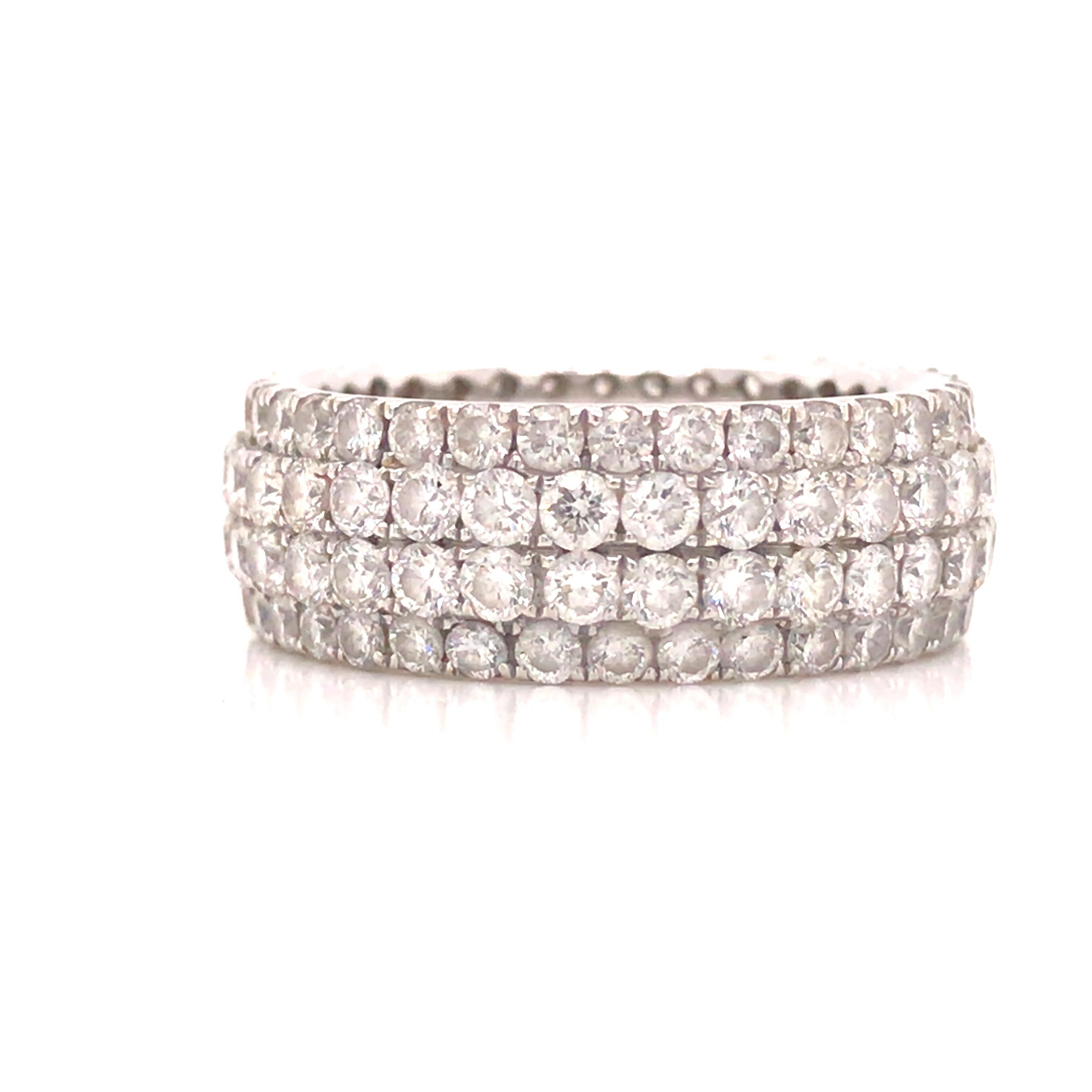 18 Karat Weißgold, 4-reihiger Diamantring mit Diamantpavé im Zustand „Hervorragend“ im Angebot in Boca Raton, FL