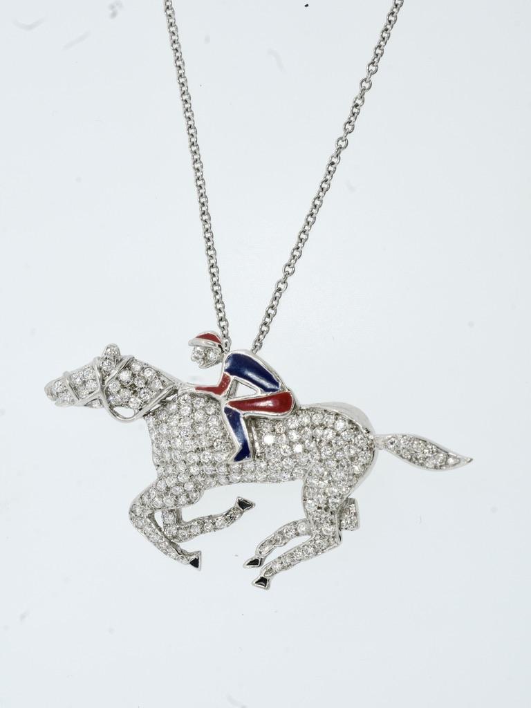 Colgante/Broche Jinete y Caballo de 18 quilates con pavé de diamantes y esmalte en venta 5