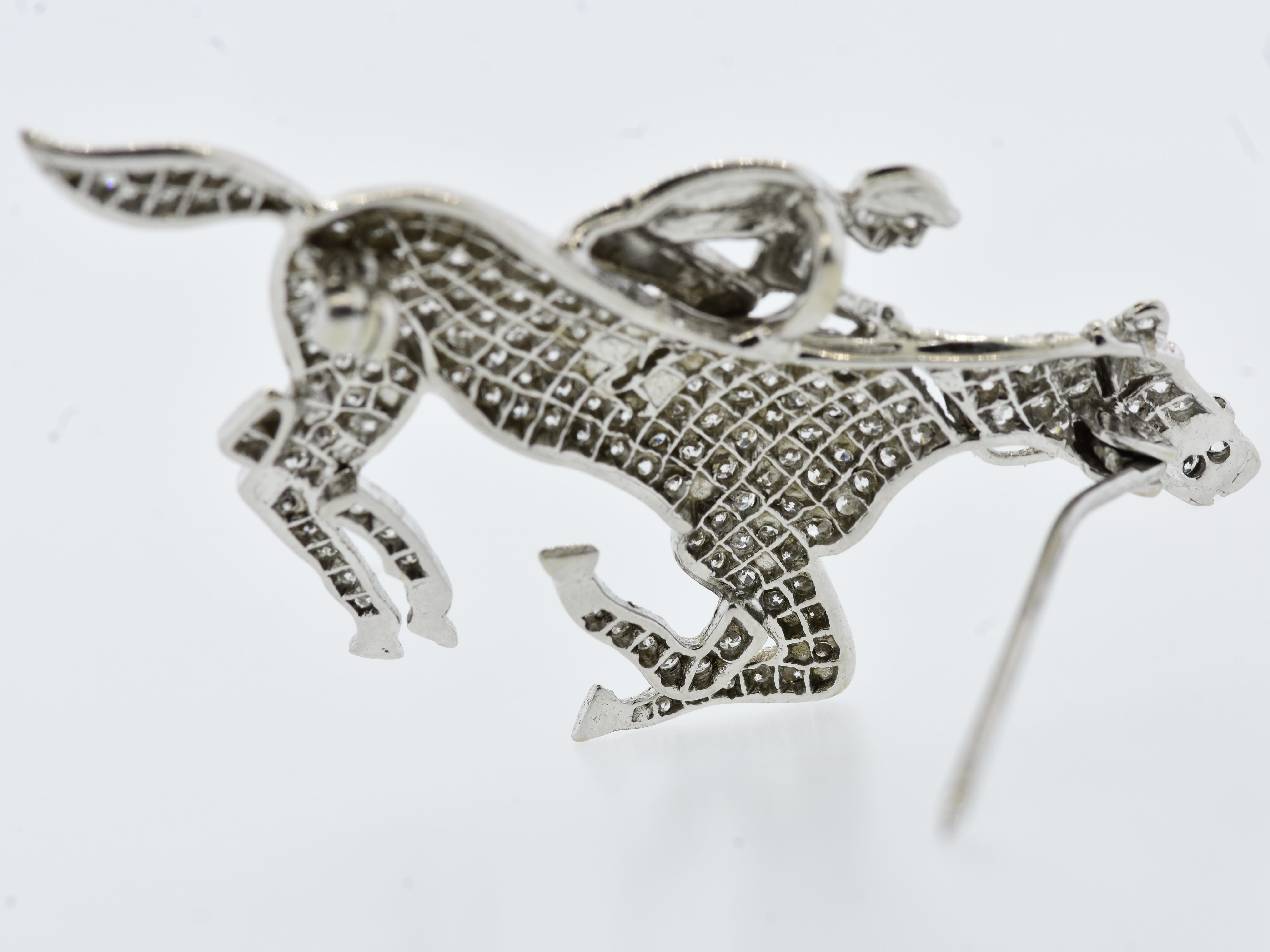 Colgante/Broche Jinete y Caballo de 18 quilates con pavé de diamantes y esmalte en Excelente estado para la venta en Aspen, CO