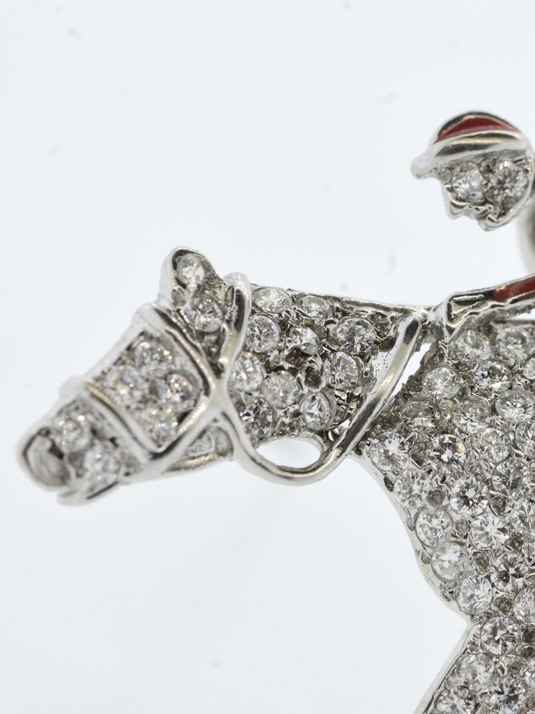 Colgante/Broche Jinete y Caballo de 18 quilates con pavé de diamantes y esmalte en venta 1