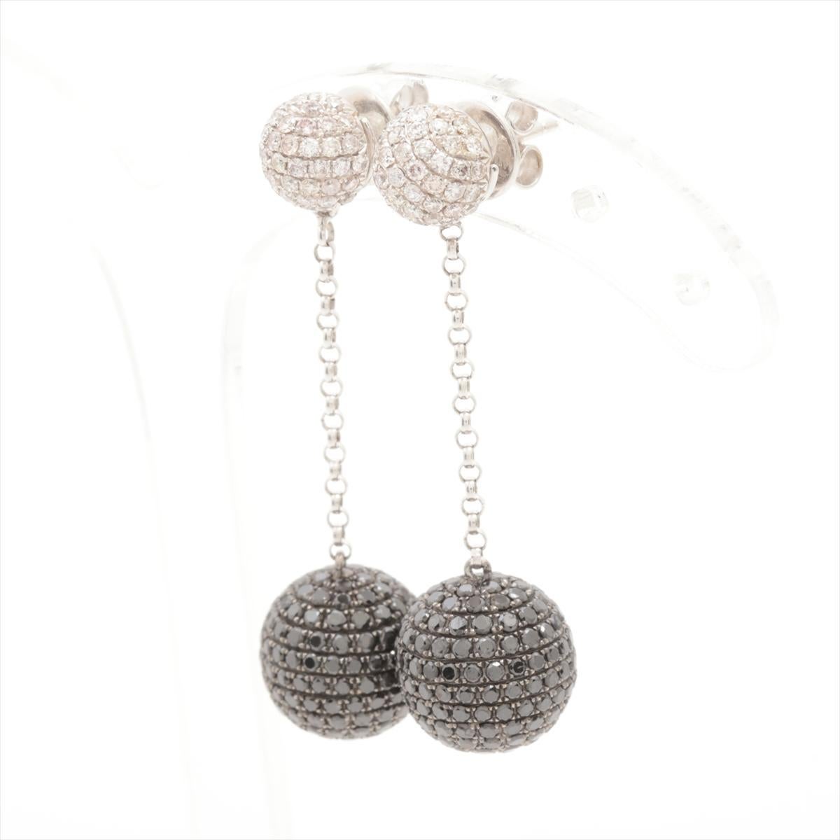 Pendientes Colgantes de Diamantes Pave en Oro Blanco de 18k

Estos modernos pendientes colgantes de bola con pavé de diamantes son un complemento fantástico para cualquier colección. Los pendientes llevan diamantes redondos de talla brillante con un