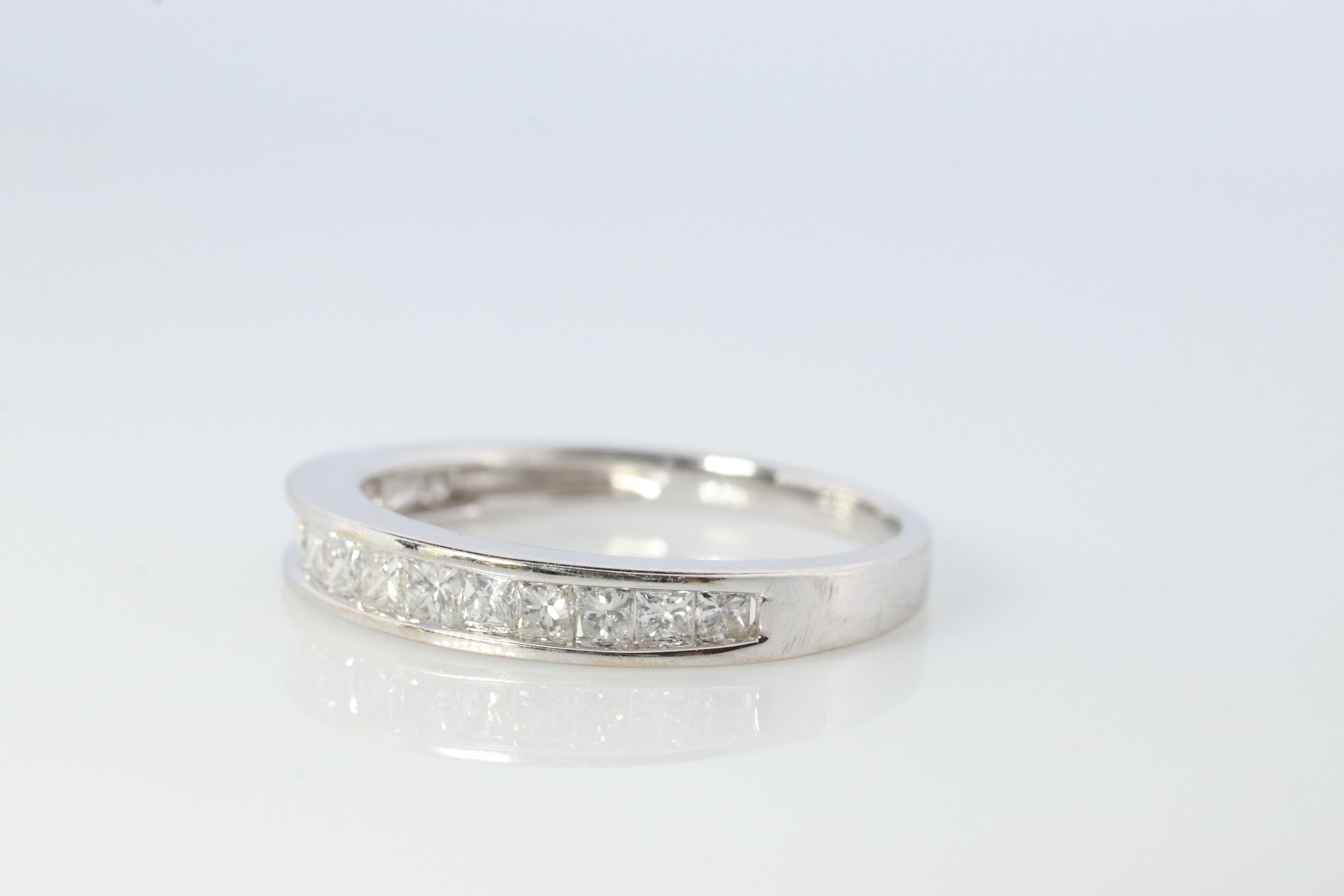 Bellissima fascia a mezza infinità in oro bianco 18k

0,5ctw Diamanti totali

Fascia per l'eternità con diamante a mezza principessa.

Dettagli:

Banda larga 3 mm

0,5ctw Diamanti taglio principessa incastonati a canale. Chiarezza VS Colore G
2,1