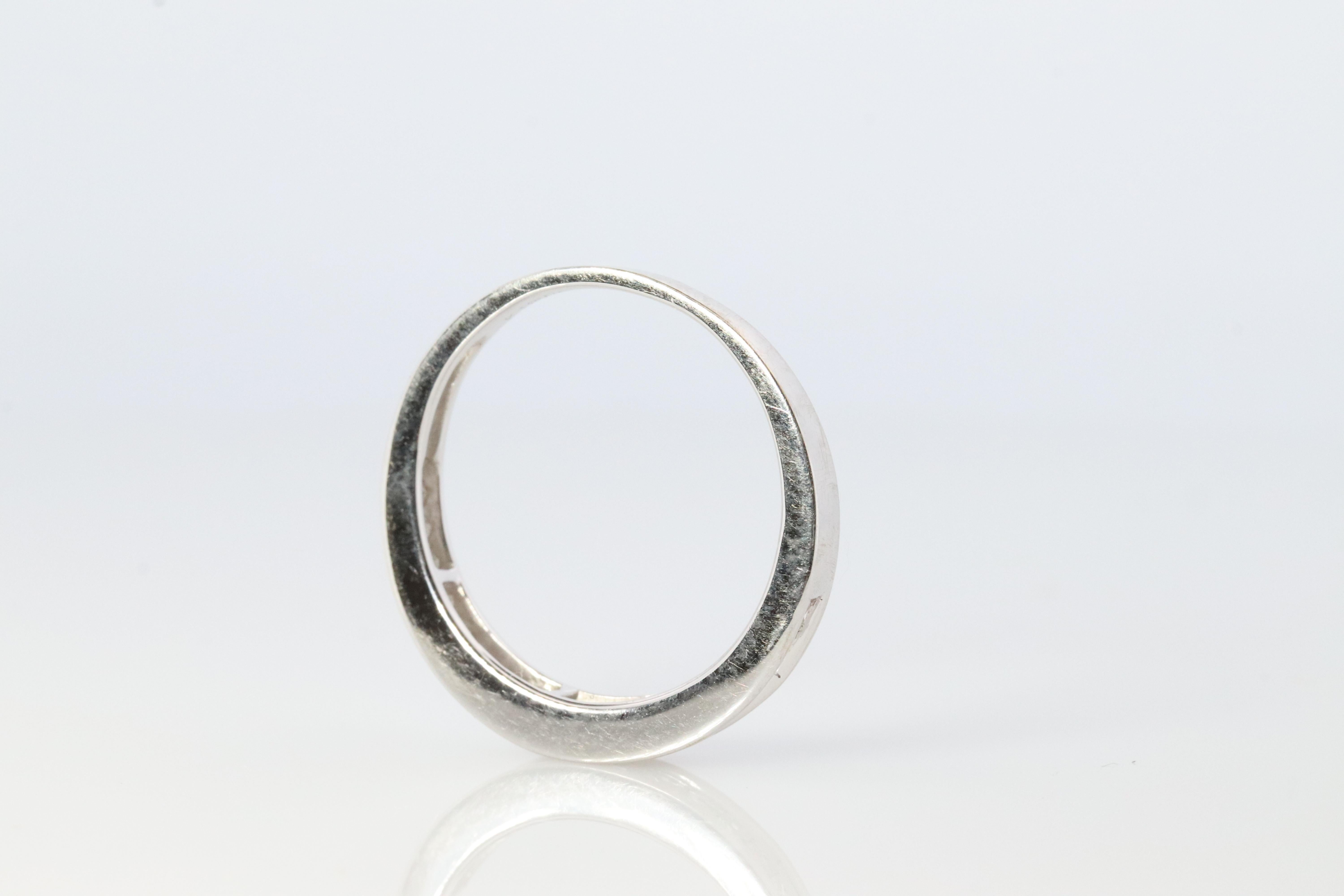 Moderno Fascia dell'eternità con diamante Princess in oro bianco 18k. Anello di mezzo anniversario in oro bianco 18k da 0,5ctw. in vendita