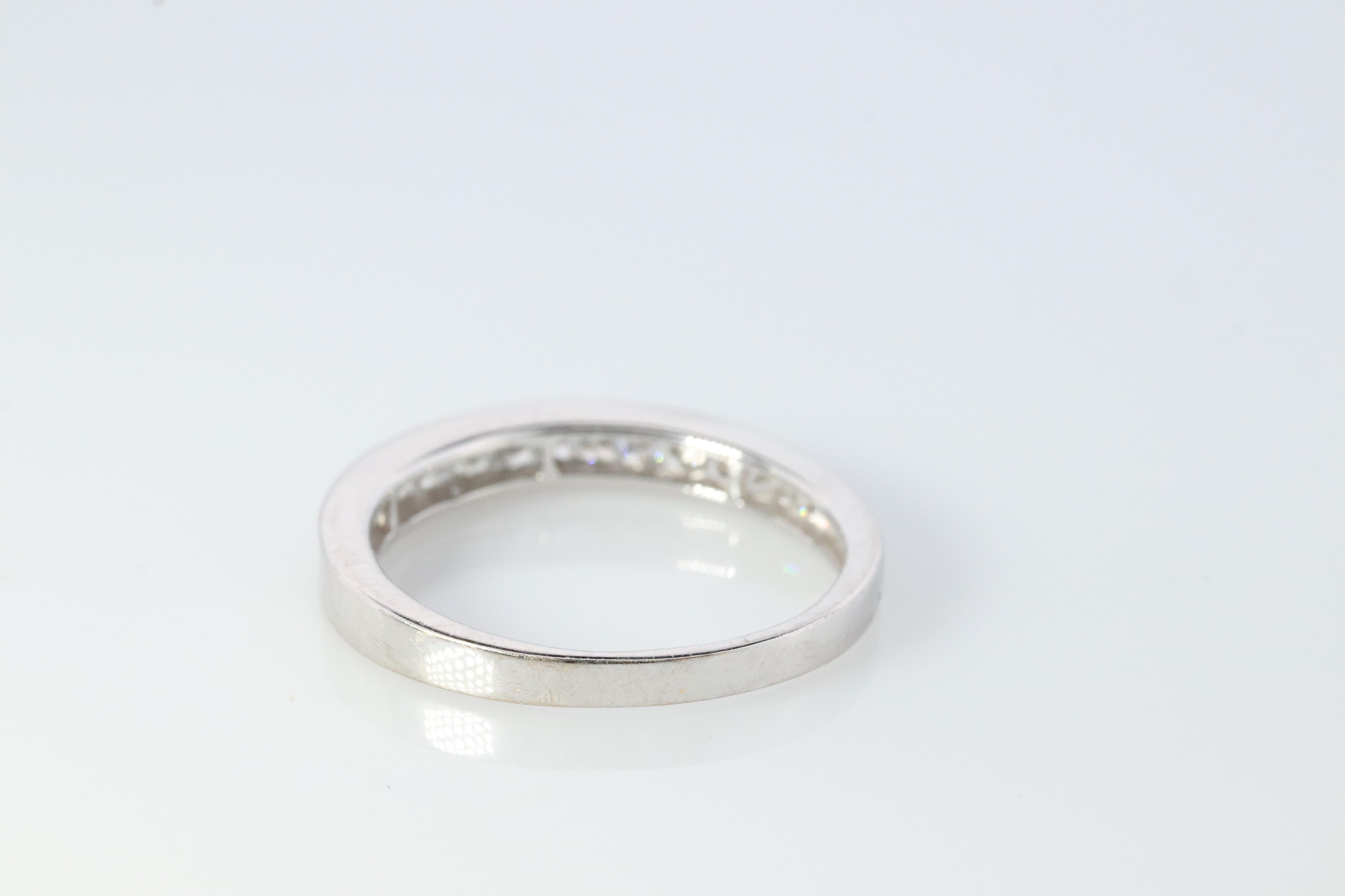 Taglio princess Fascia dell'eternità con diamante Princess in oro bianco 18k. Anello di mezzo anniversario in oro bianco 18k da 0,5ctw. in vendita