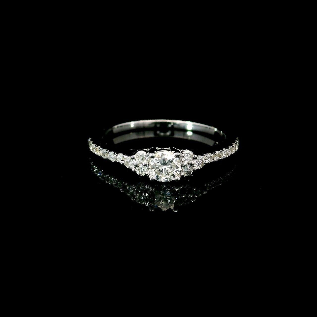 Bague en or blanc 18kt avec diamants
  
  Couleur de l'or et carat : Or blanc 18kt
  Poids : 2.14 grammes
  
  Pierres environnantes : Diamants
  1) Diamants blancs latéraux
  Poids en carats : 0,38 ct (21 pièces)
  Couleur : F
  Clarté : VS1/VS2
 