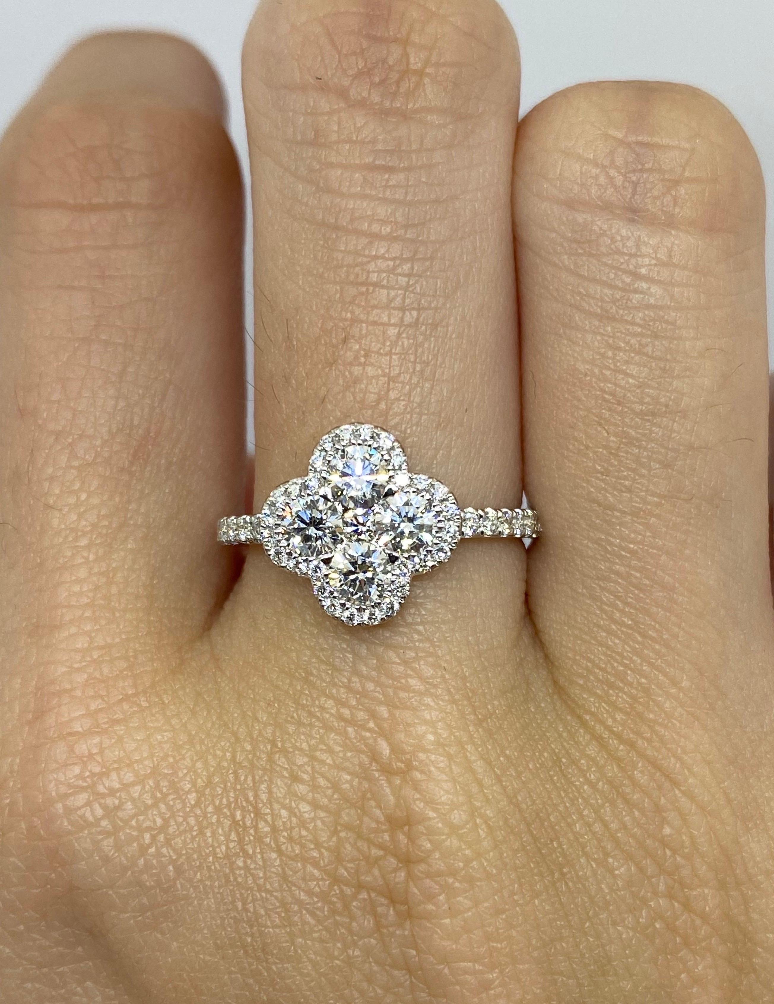 Round Cut 18k Diamond Ring For Sale