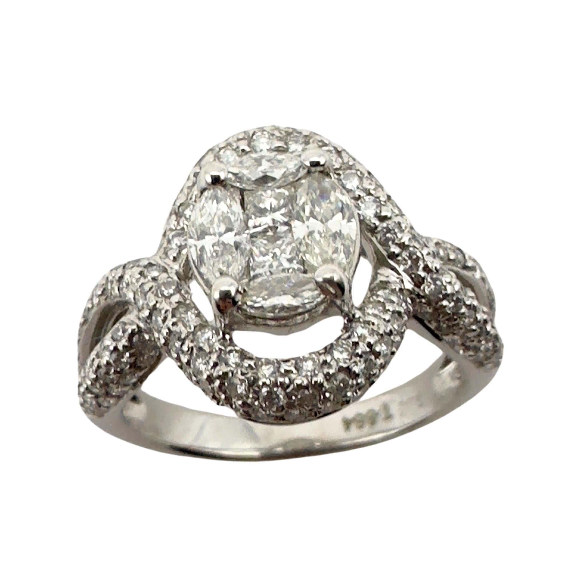 Round Cut 18k Diamond Ring For Sale