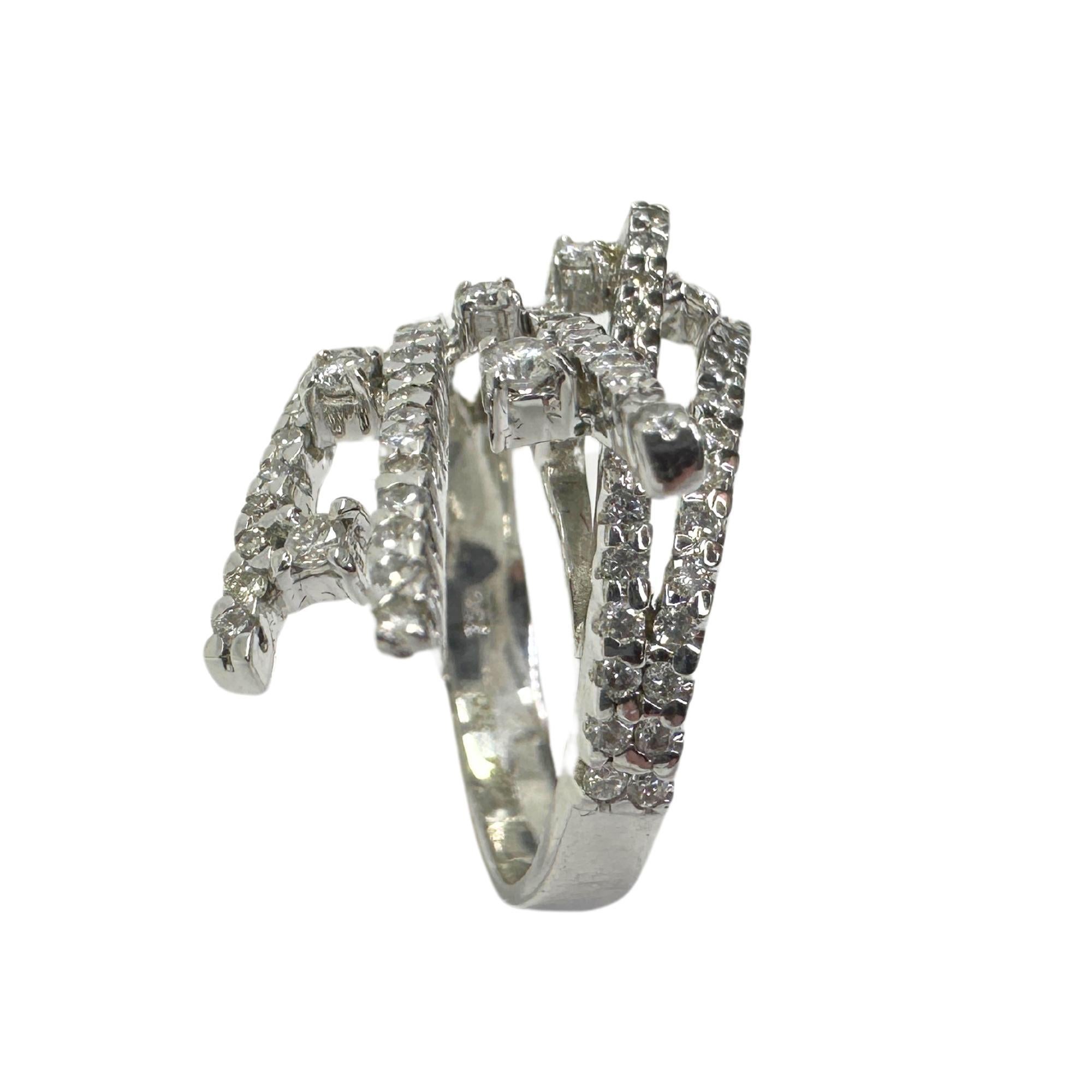 Round Cut 18K Diamond Ring For Sale