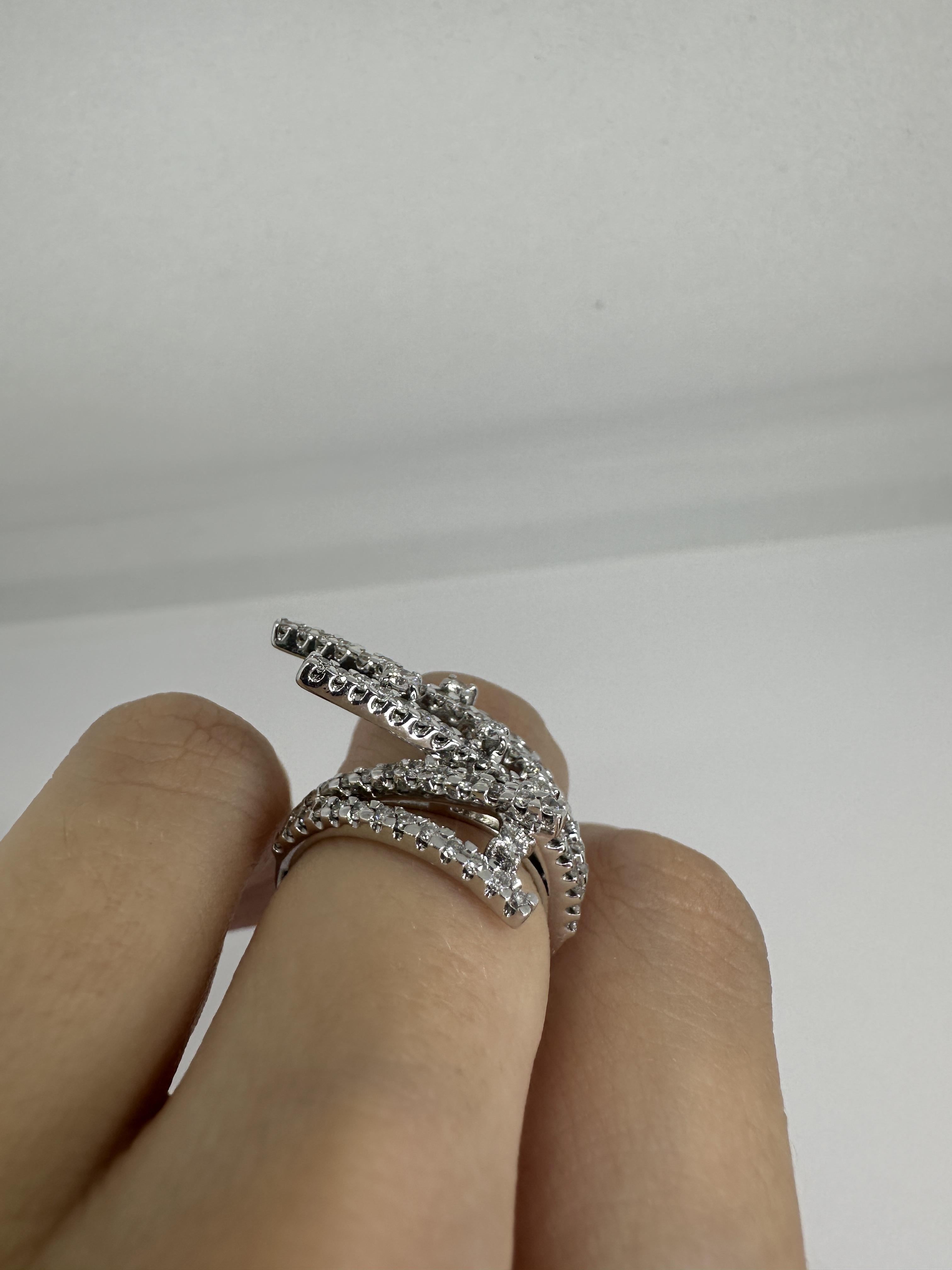 18K Diamond Ring In Good Condition For Sale In New York, NY