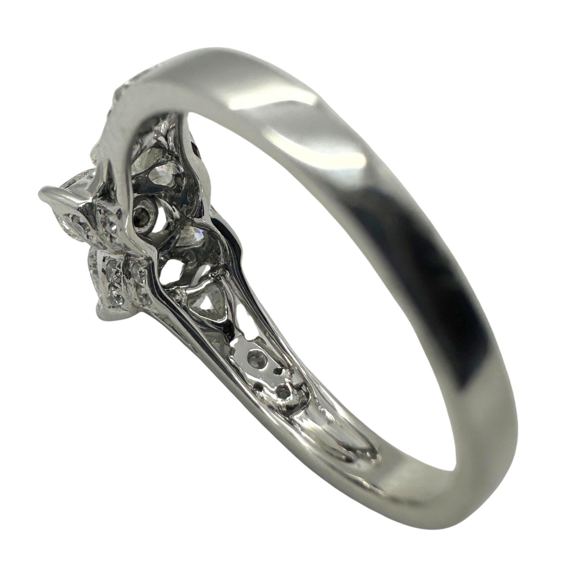 18k Diamond Ring with Floral Design and Side Heart Shaped Diamonds. For Sale 4