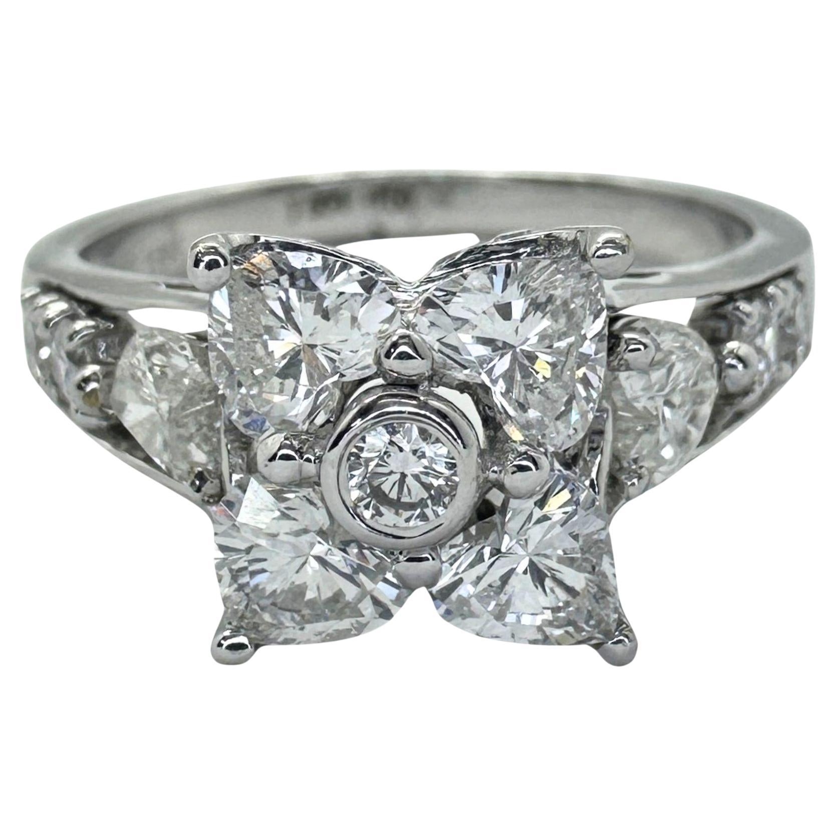 Bague en diamant 18 carats à motif floral et diamants latéraux en forme de cœur.