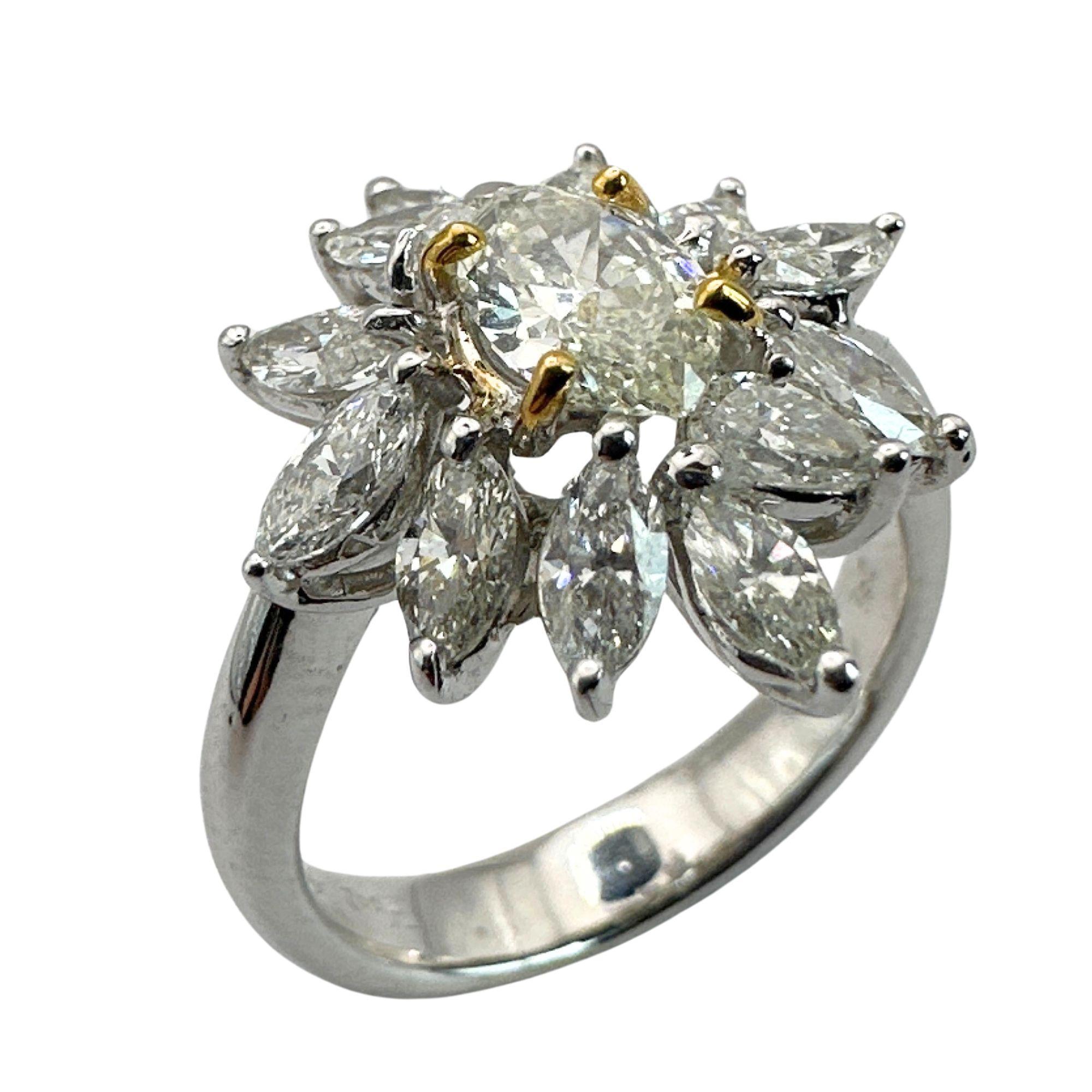 18k Diamond Ring with Marquise Center In Good Condition For Sale In New York, NY