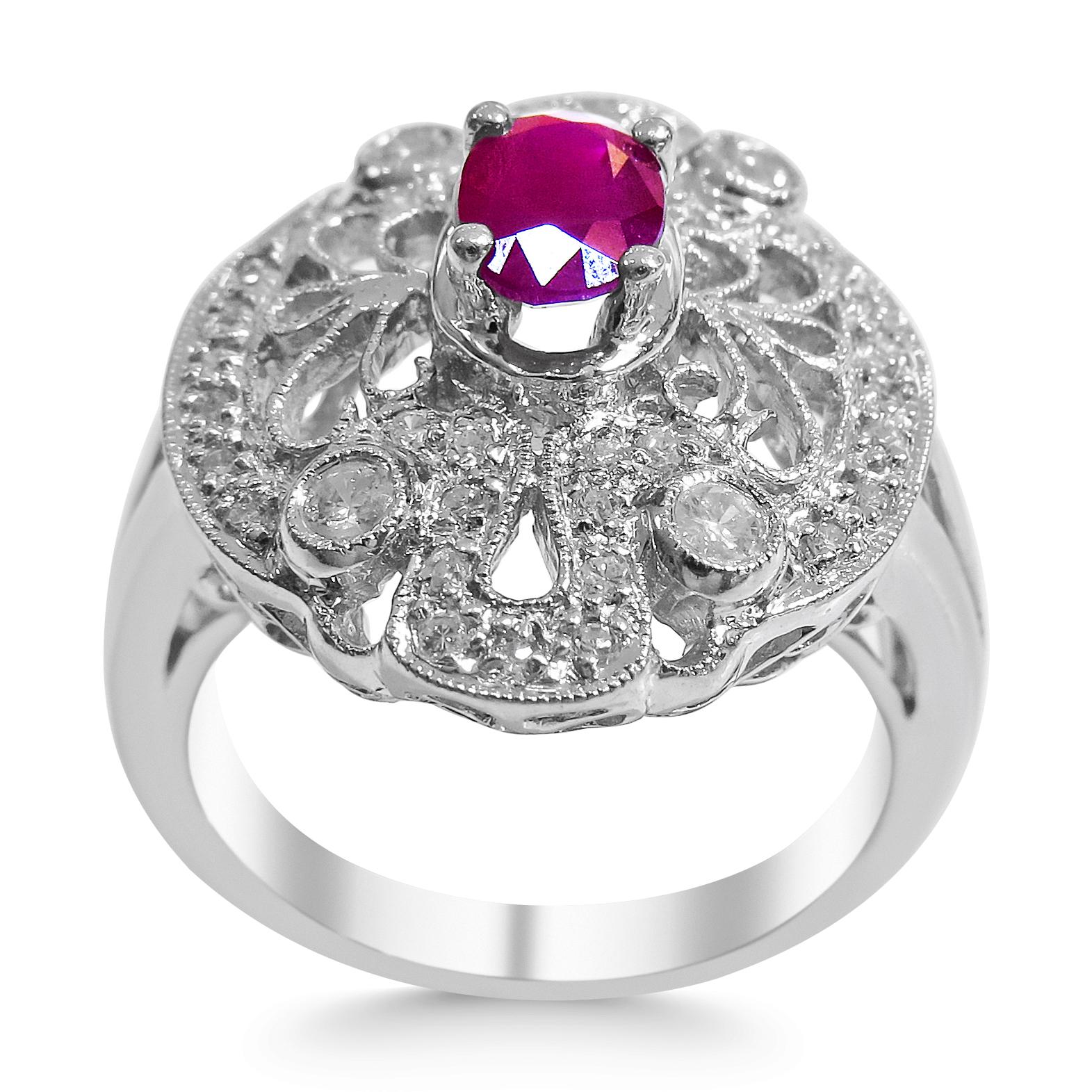 18 Karat Vintage Diamond and Ruby Ladies Ring In Excellent Condition For Sale In Jackson Heights, NY