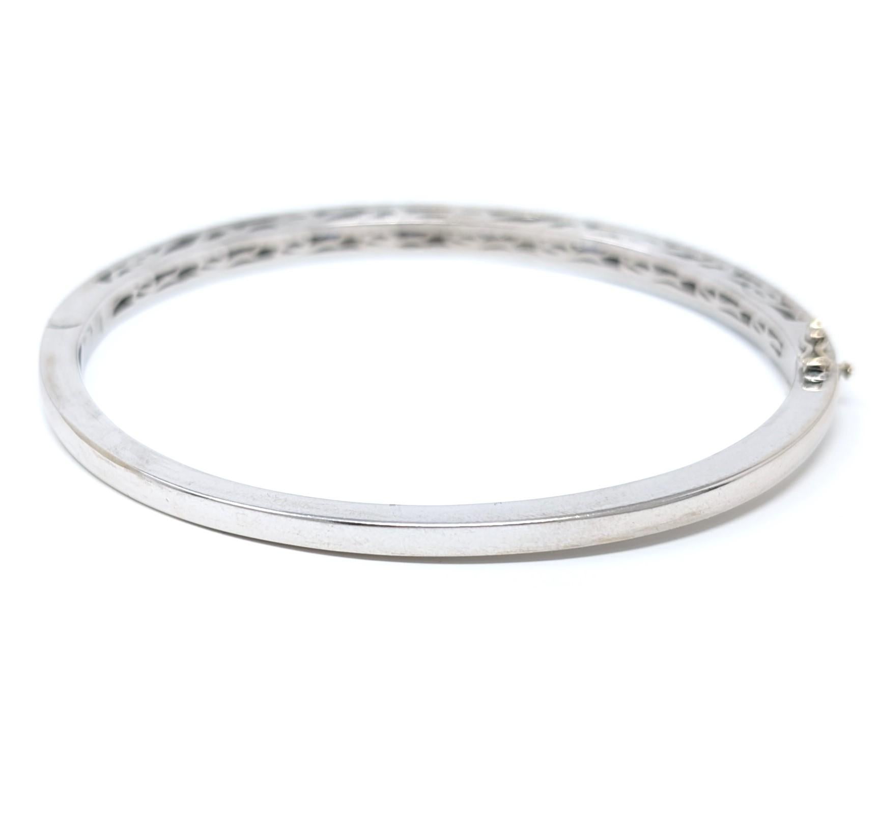 18k Bracelet diamant saphir à charnière en or blanc massif Signé Designer Open Work en vente 2