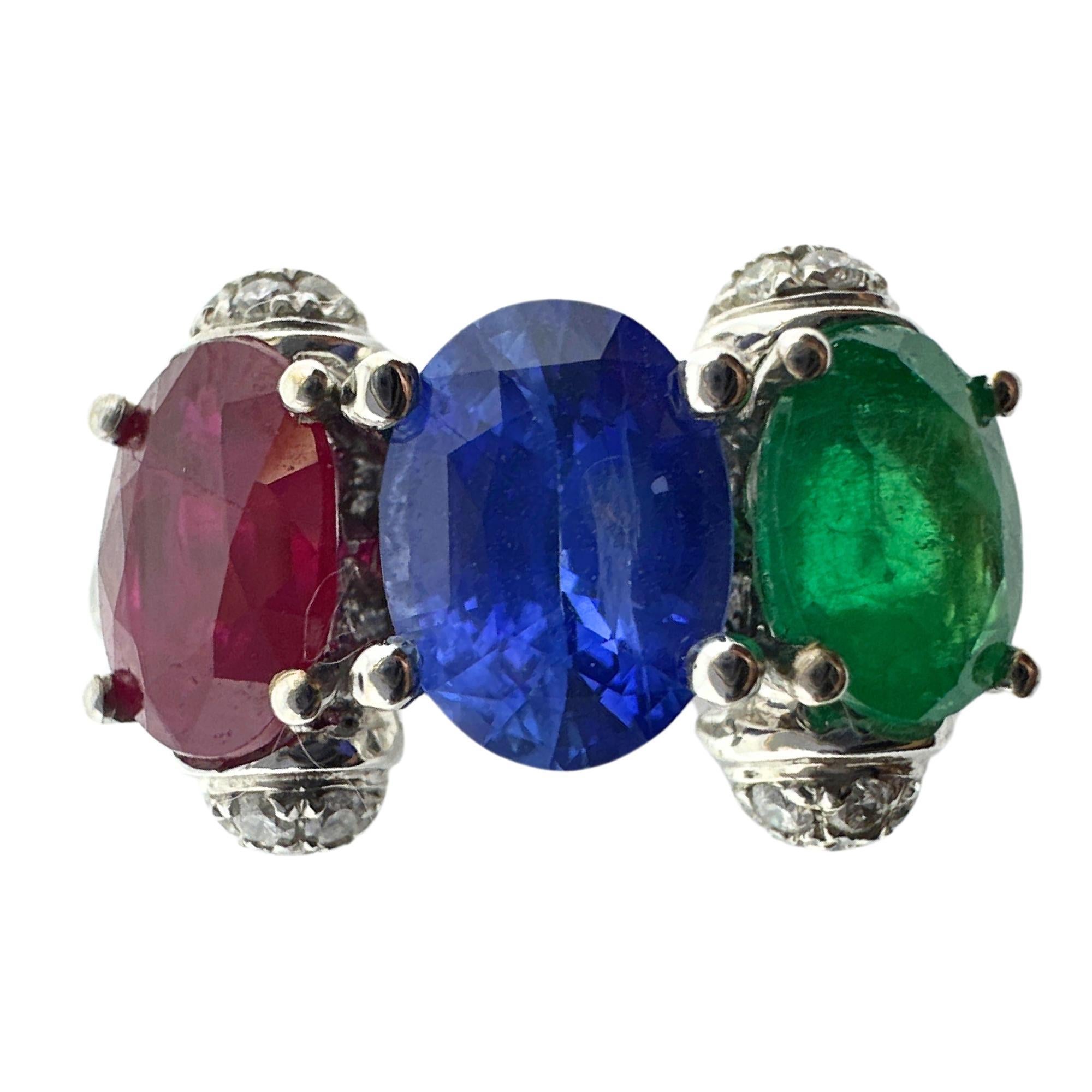 Ring aus 18 Karat Diamant, Saphir, Smaragd und Rubin (Moderne) im Angebot