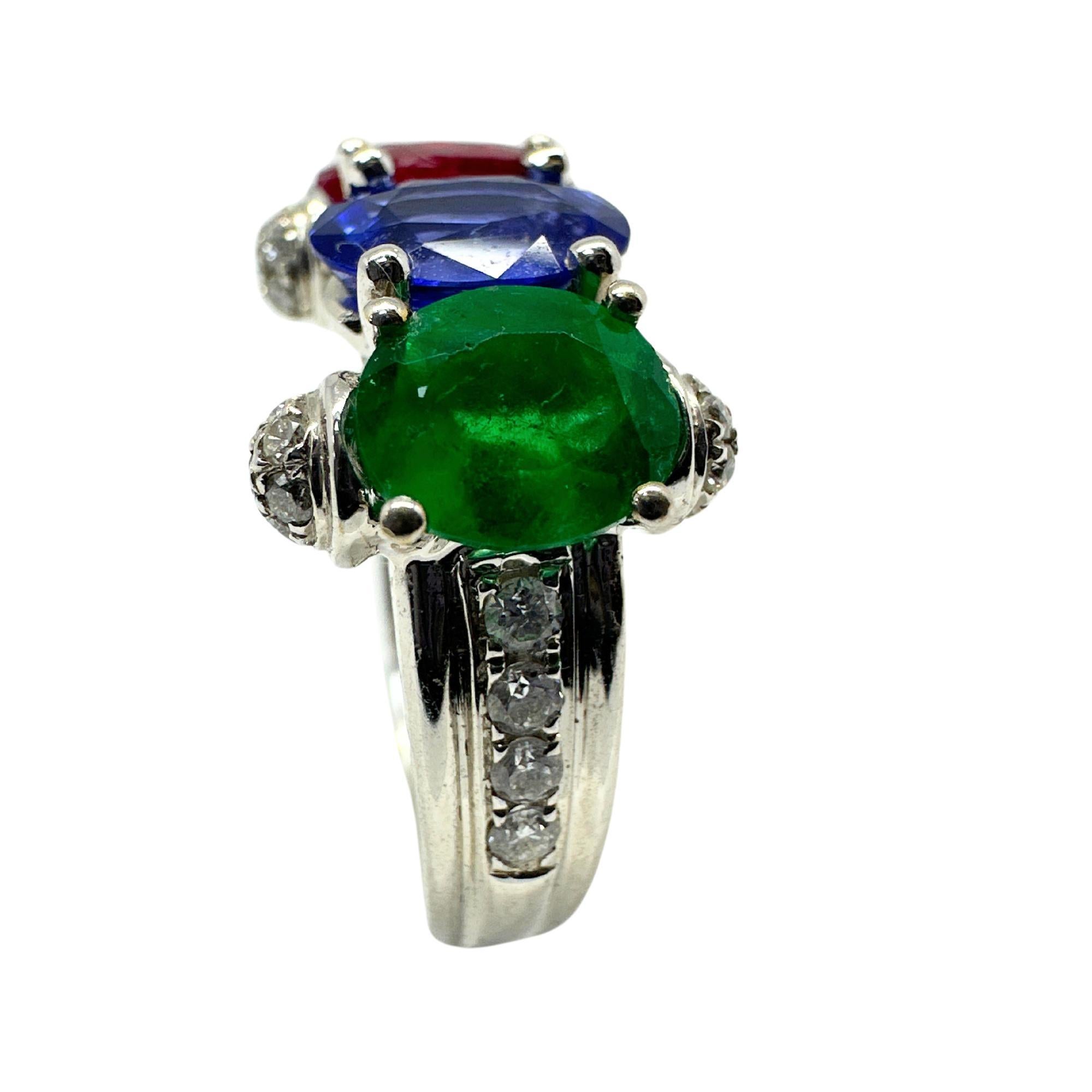 Ring aus 18 Karat Diamant, Saphir, Smaragd und Rubin (Rundschliff) im Angebot