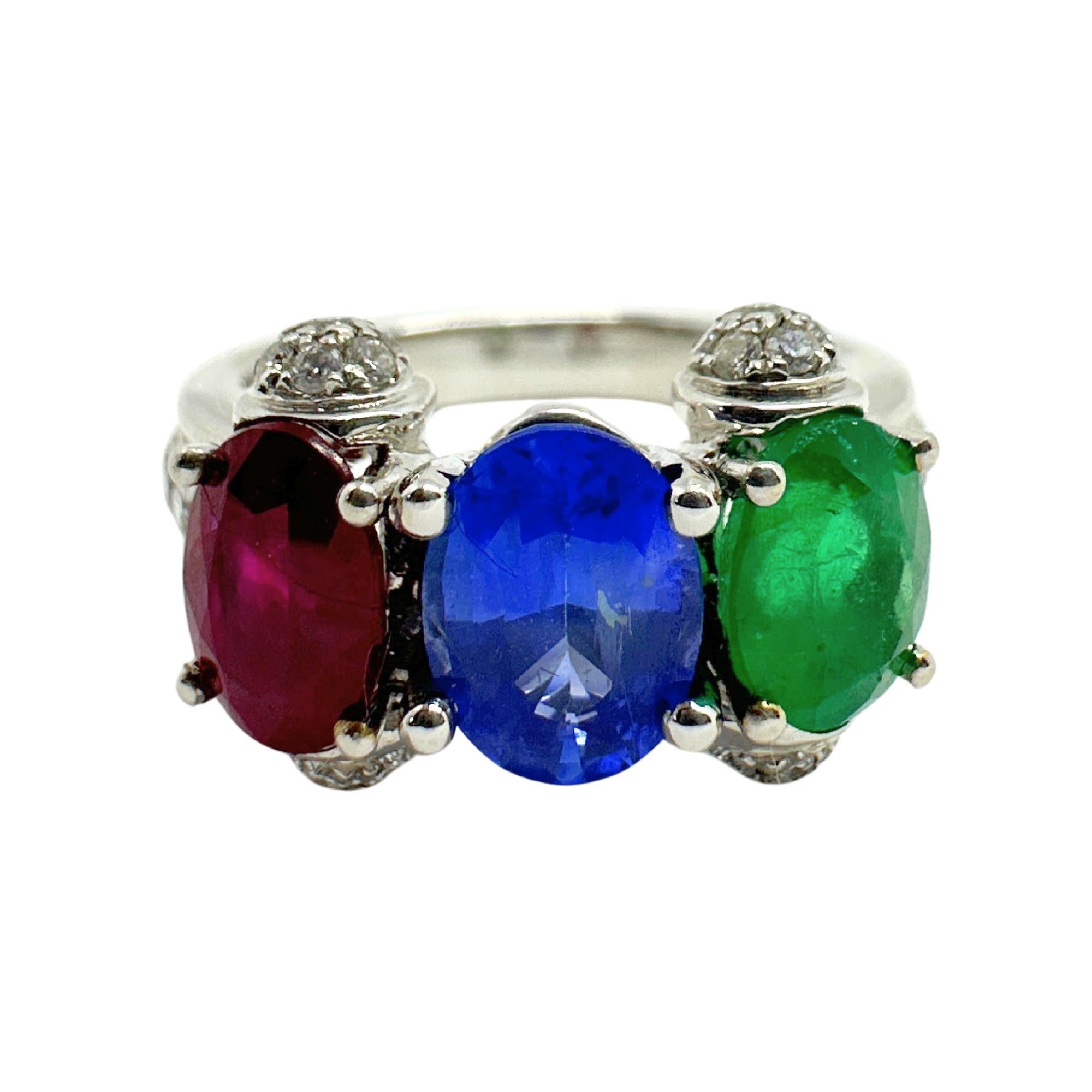 Ring aus 18 Karat Diamant, Saphir, Smaragd und Rubin im Angebot 1
